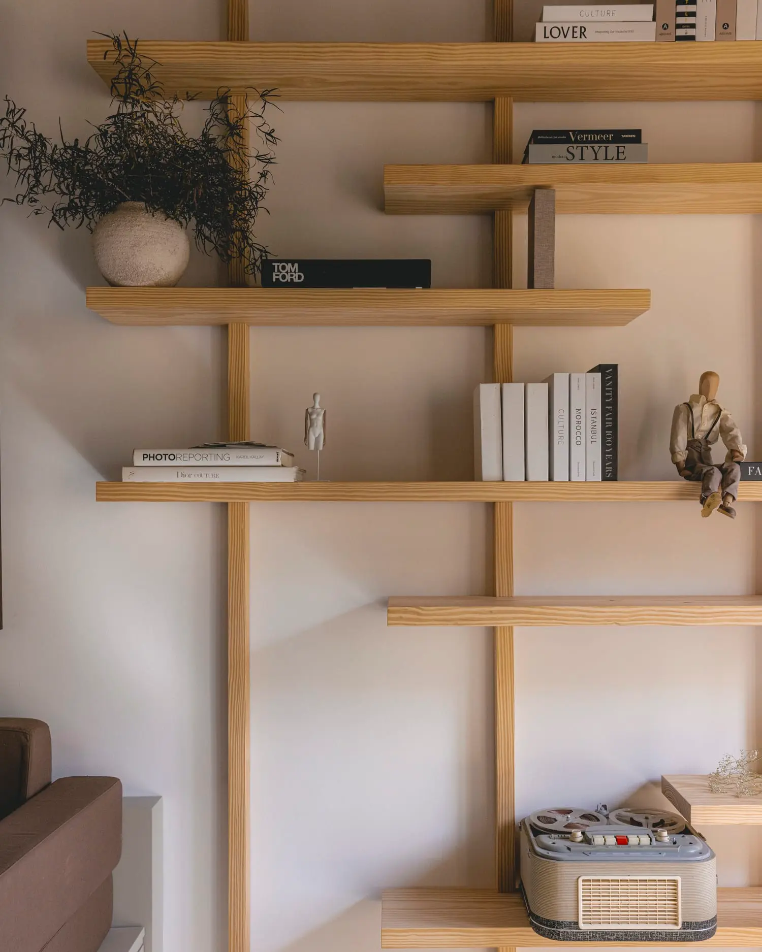 bureau avec étagères bois décoration contemporaine appartement rénové Barcelone bureau avec étagères bois décoration contemporaine appartement rénové Barcelone