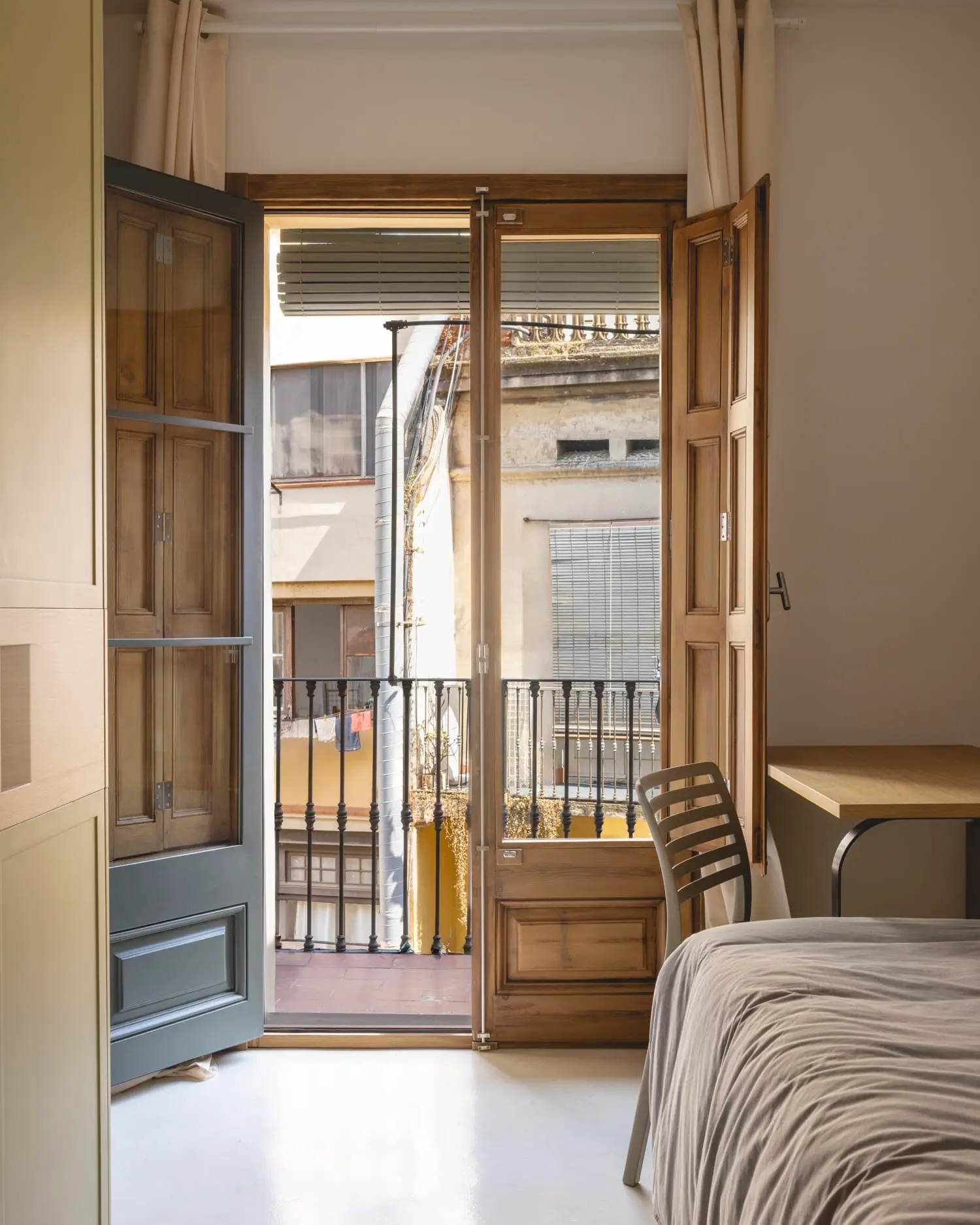 chambre avec balcon décoration contemporaine appartement rénové Barcelone chambre avec balcon décoration contemporaine appartement rénové Barcelone