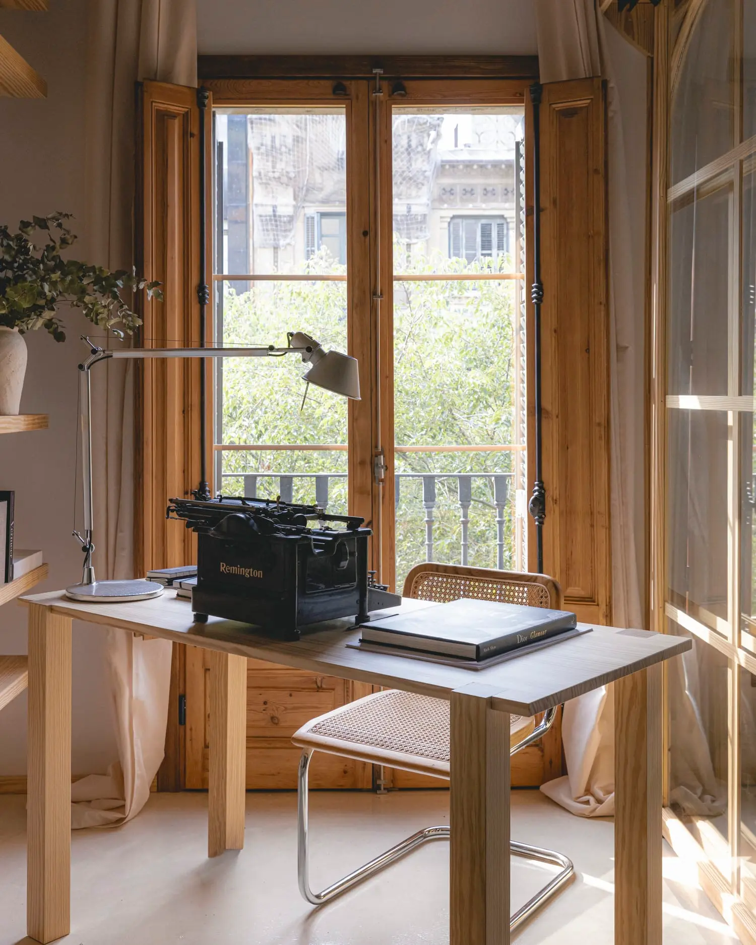 bureau avec verrière bois cintrée décoration contemporaine appartement rénové Barcelone bureau avec verrière bois cintrée décoration contemporaine appartement rénové Barcelone