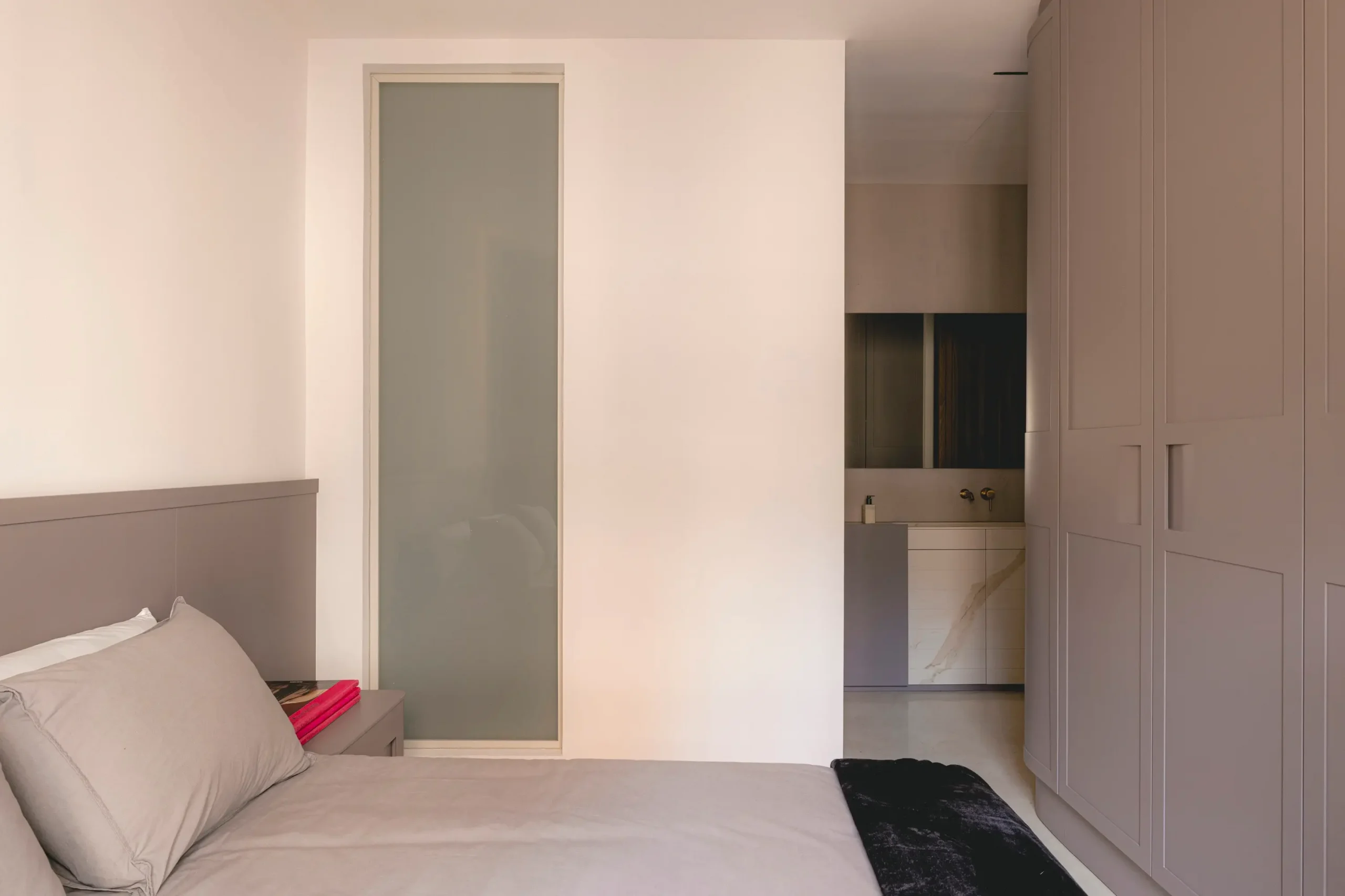 chambre avec salle de bain décoration contemporaine appartement rénové Barcelone chambre avec salle de bain décoration contemporaine appartement rénové Barcelone