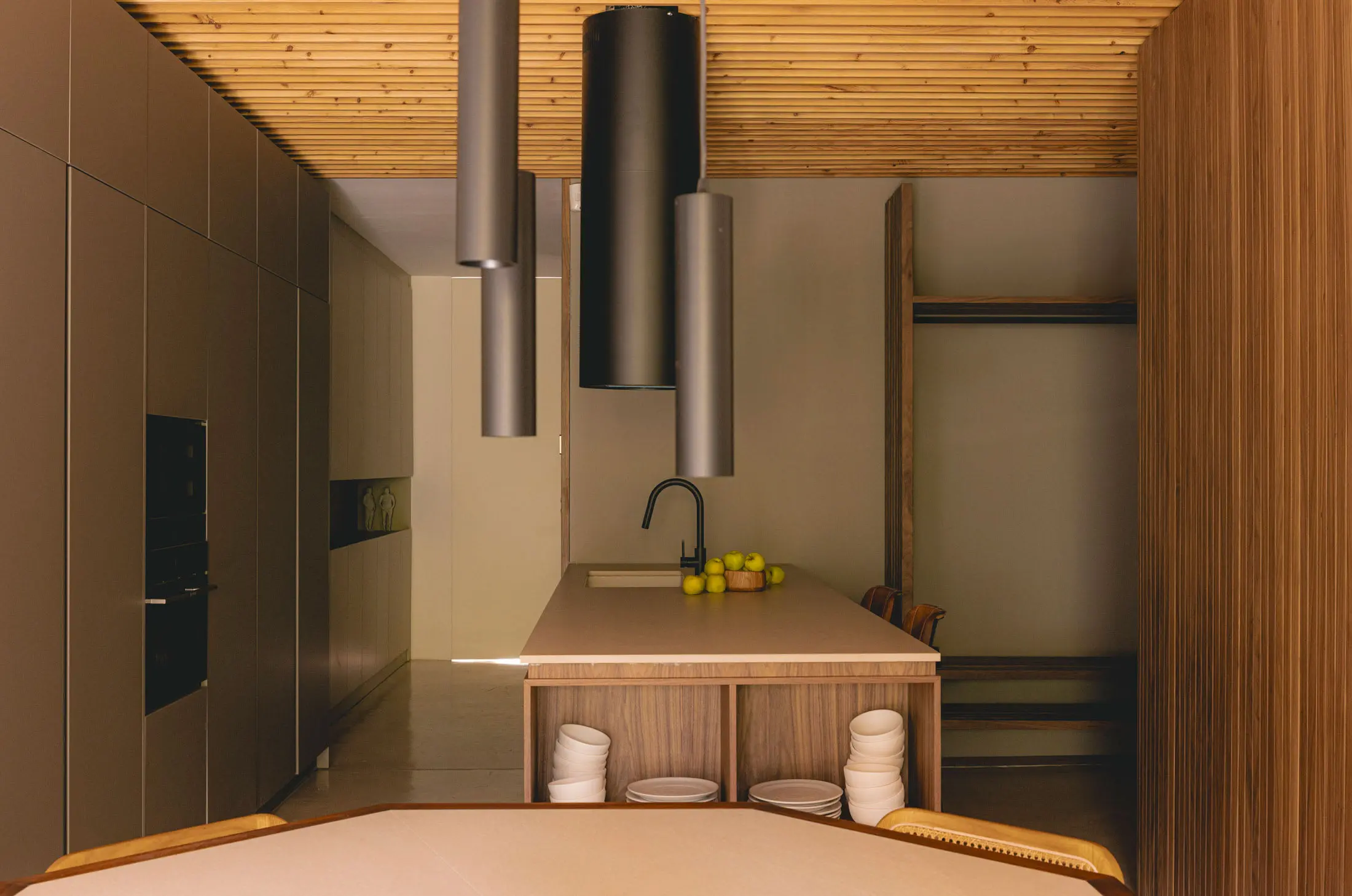 cuisine ouverte avec îlot décoration contemporaine appartement rénové Barcelone cuisine ouverte avec îlot décoration contemporaine appartement rénové Barcelone