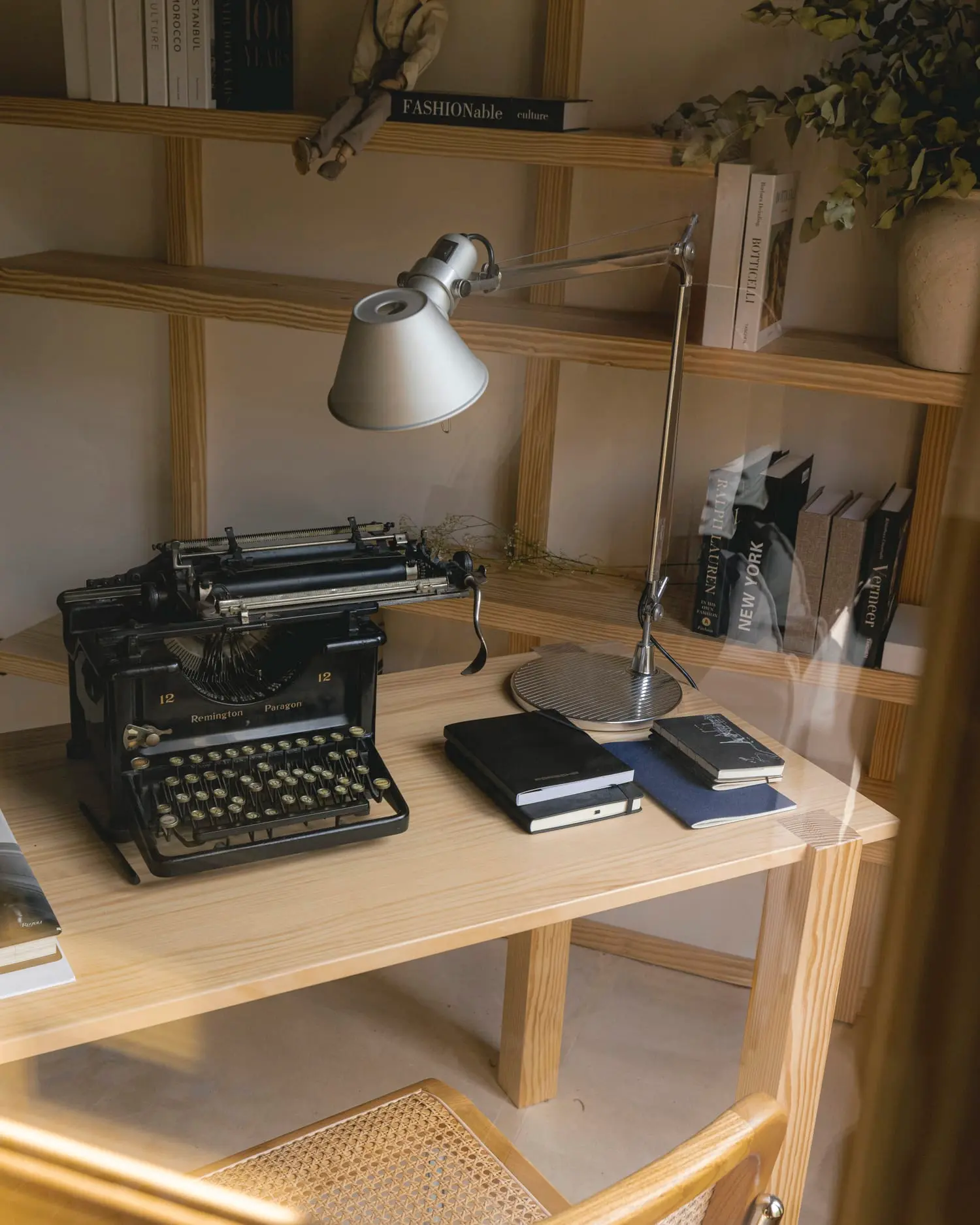 bureau avec machine à écrire vintage Remington bureau avec machine à écrire vintage Remington