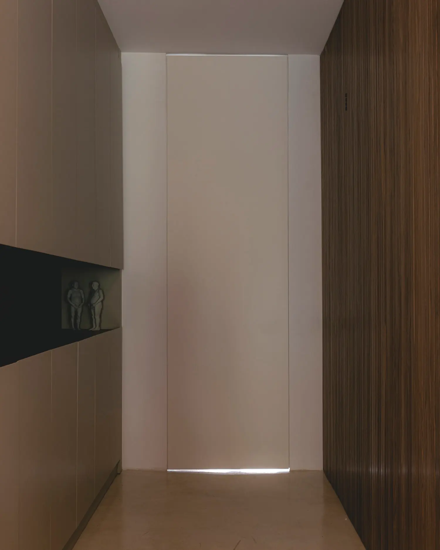 couloir avec dressing noyer et sol microciment couloir avec dressing noyer et sol microciment