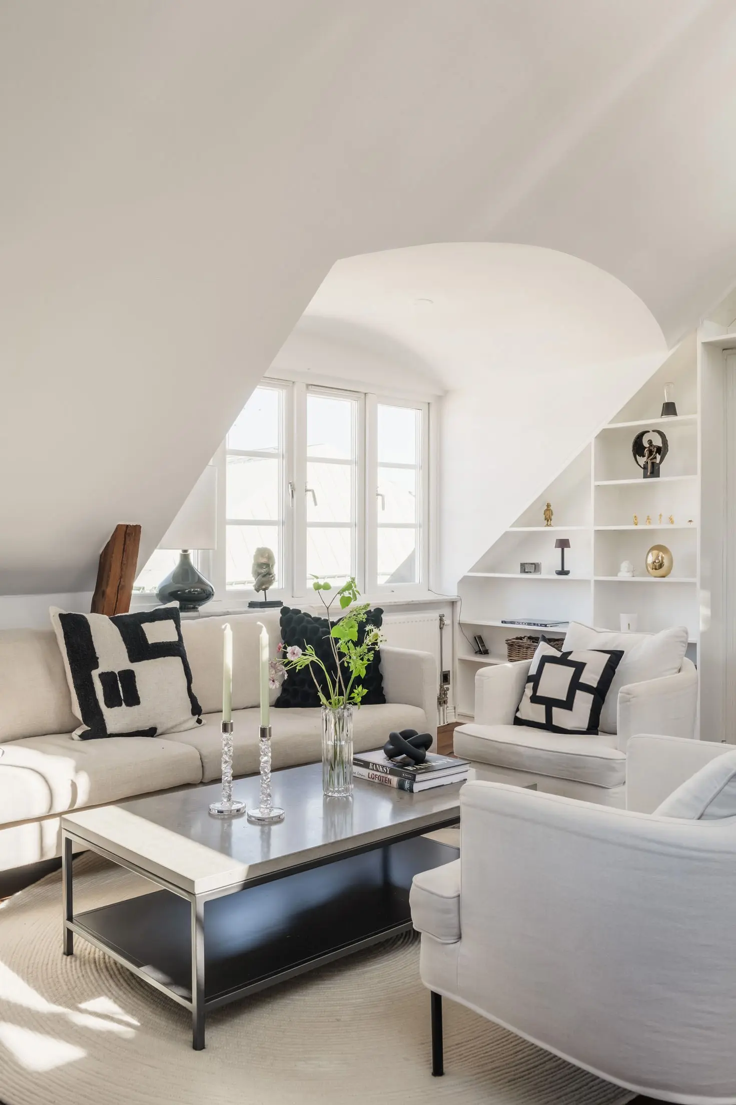 salon avec mezzanine appartement sous les combles décoration scandinave monochrome salon avec mezzanine appartement sous les combles décoration scandinave monochrome