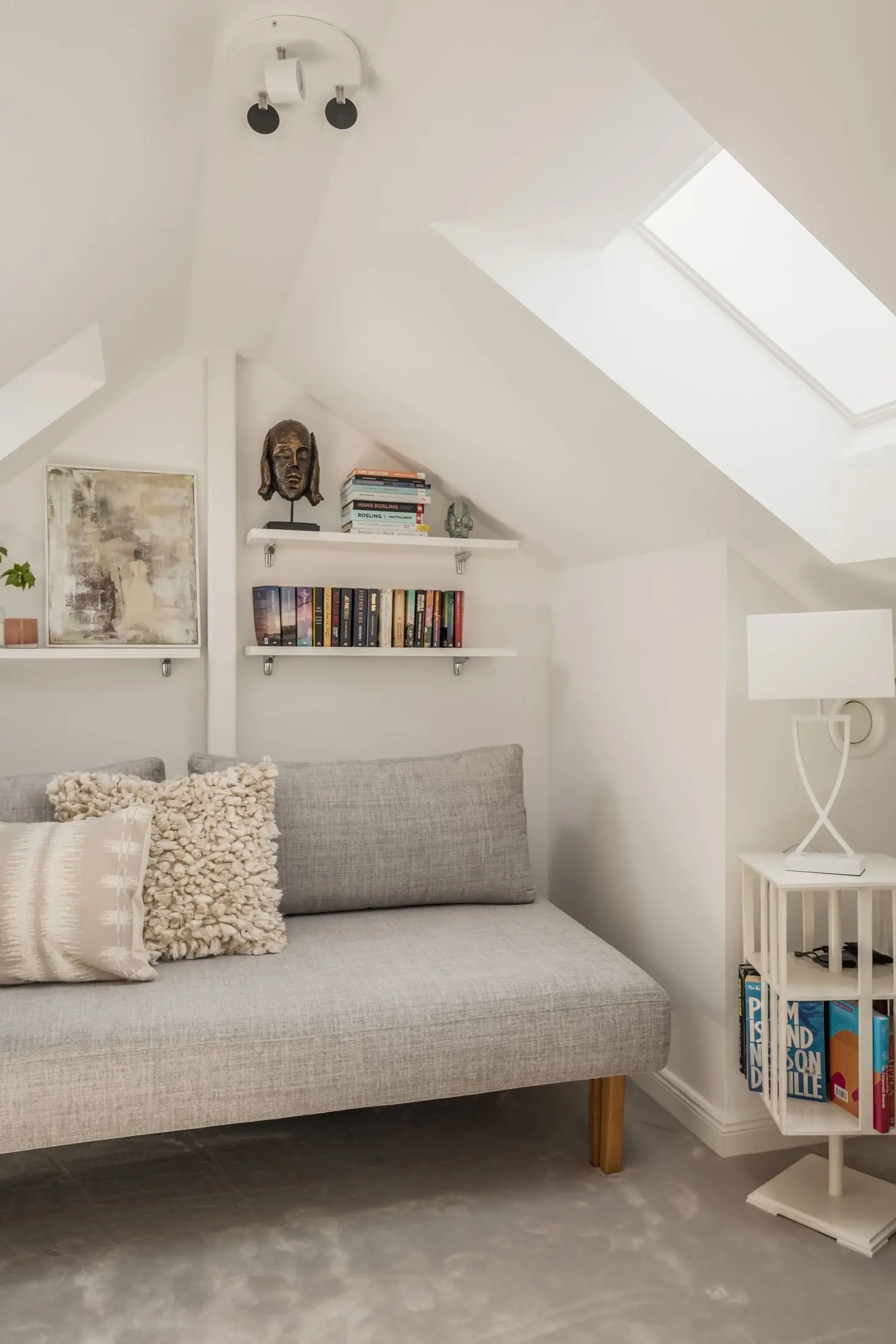 salon mansardé sur mezzanine appartement sous les combles décoration scandinave monochrome salon mansardé sur mezzanine appartement sous les combles décoration scandinave monochrome