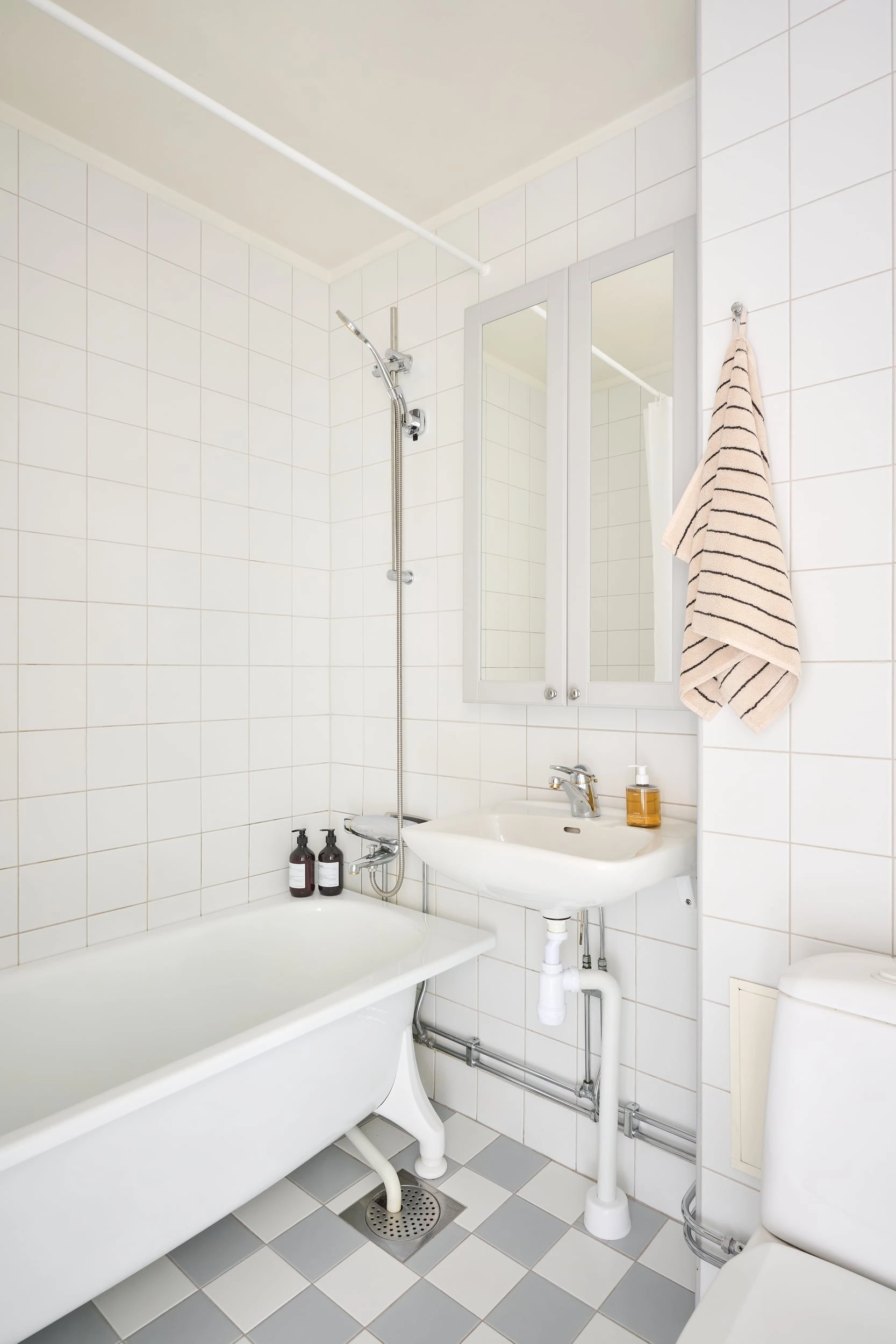 salle de bain vintage décoration scandinave petit appartement de 49m2 sol à damier gris et blanc salle de bain vintage décoration scandinave petit appartement de 49m2 sol à damier gris et blanc