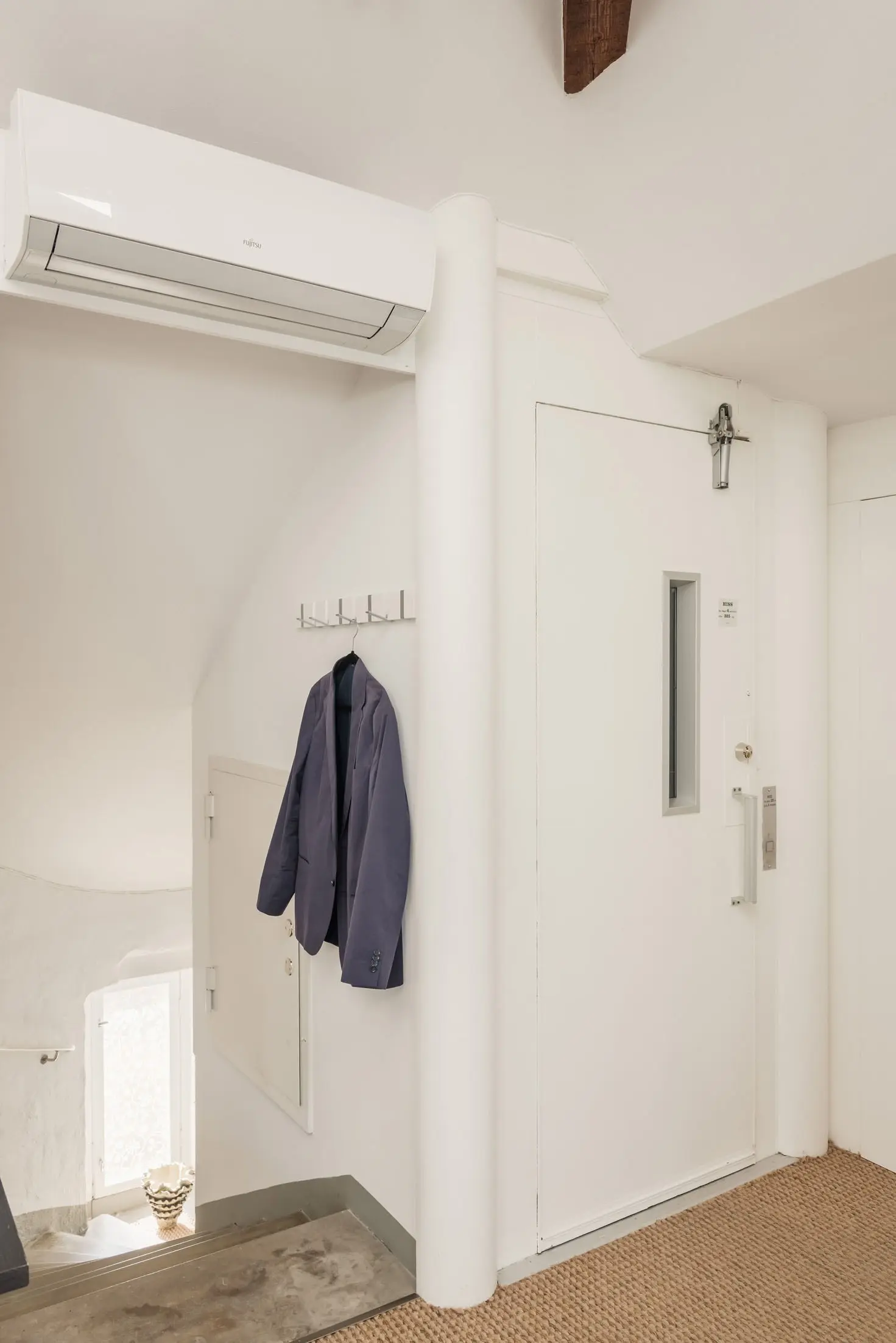 entrée appartement sous les combles décoration scandinave monochrome entrée appartement sous les combles décoration scandinave monochrome