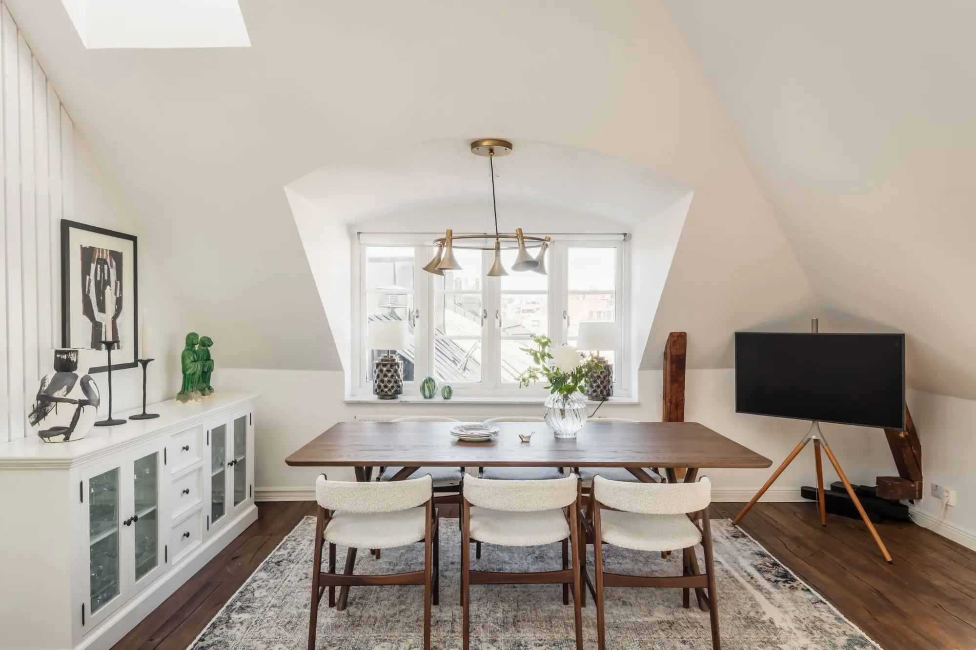 salon appartement sous les combles décoration scandinave monochrome salon appartement sous les combles décoration scandinave monochrome