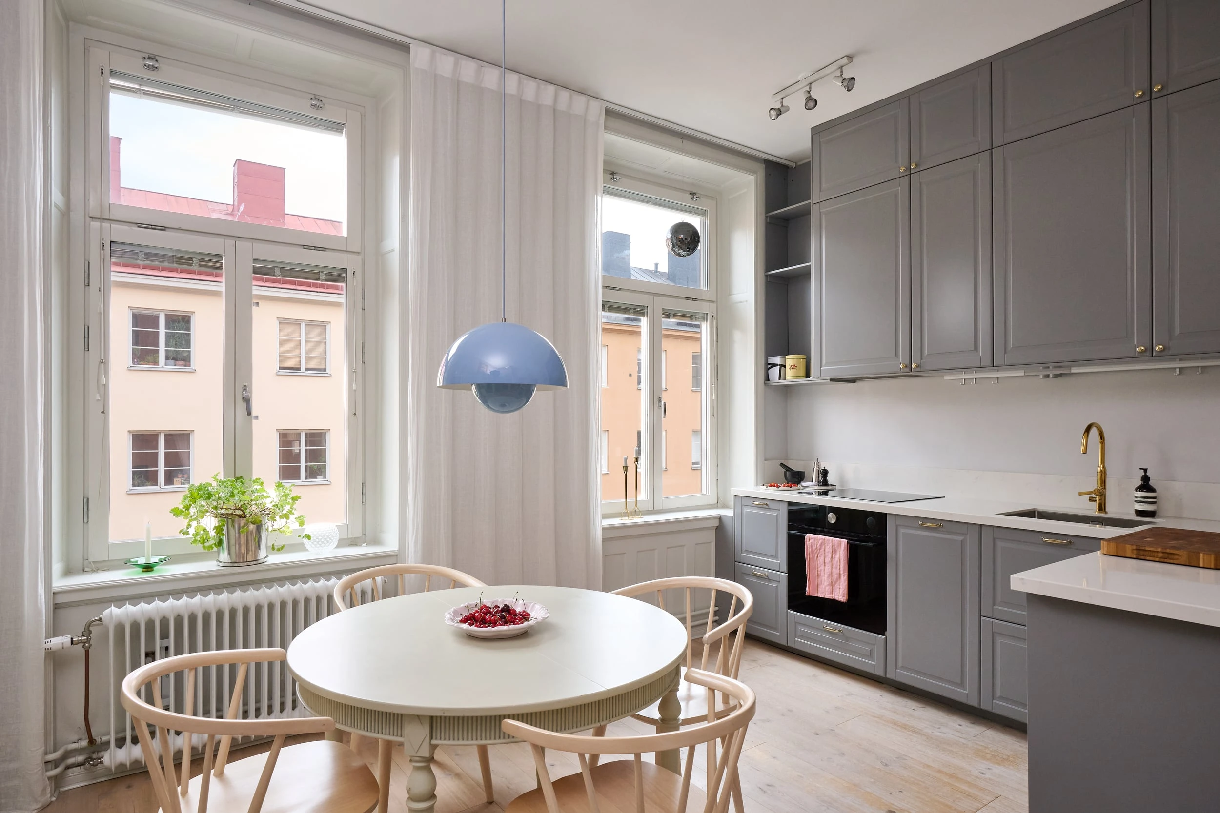 cuisine shaker grise avec salle à manger décoration scandinave petit appartement de 49m2 cuisine shaker grise avec salle à manger décoration scandinave petit appartement de 49m2