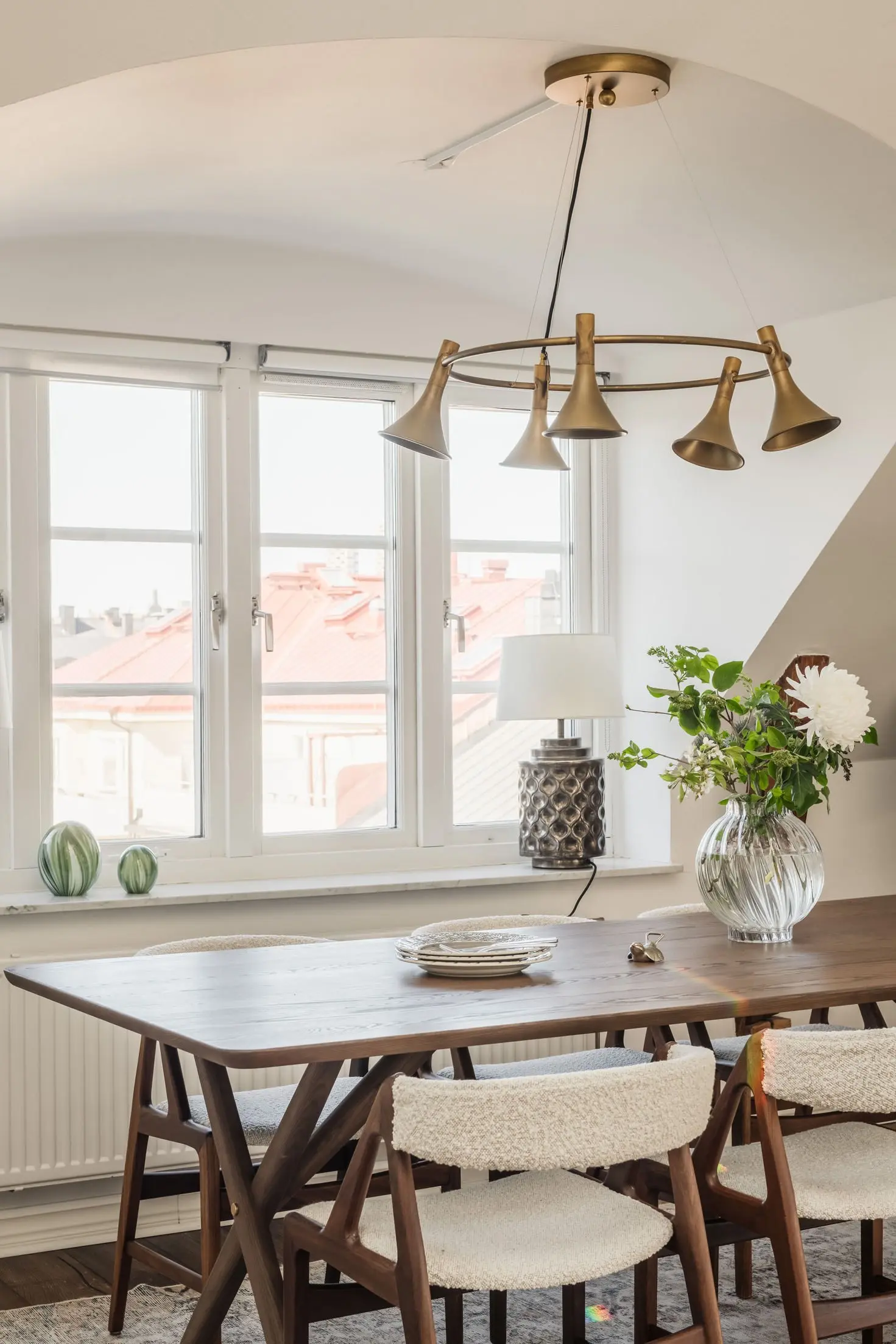 salon appartement sous les combles décoration scandinave monochrome salon appartement sous les combles décoration scandinave monochrome