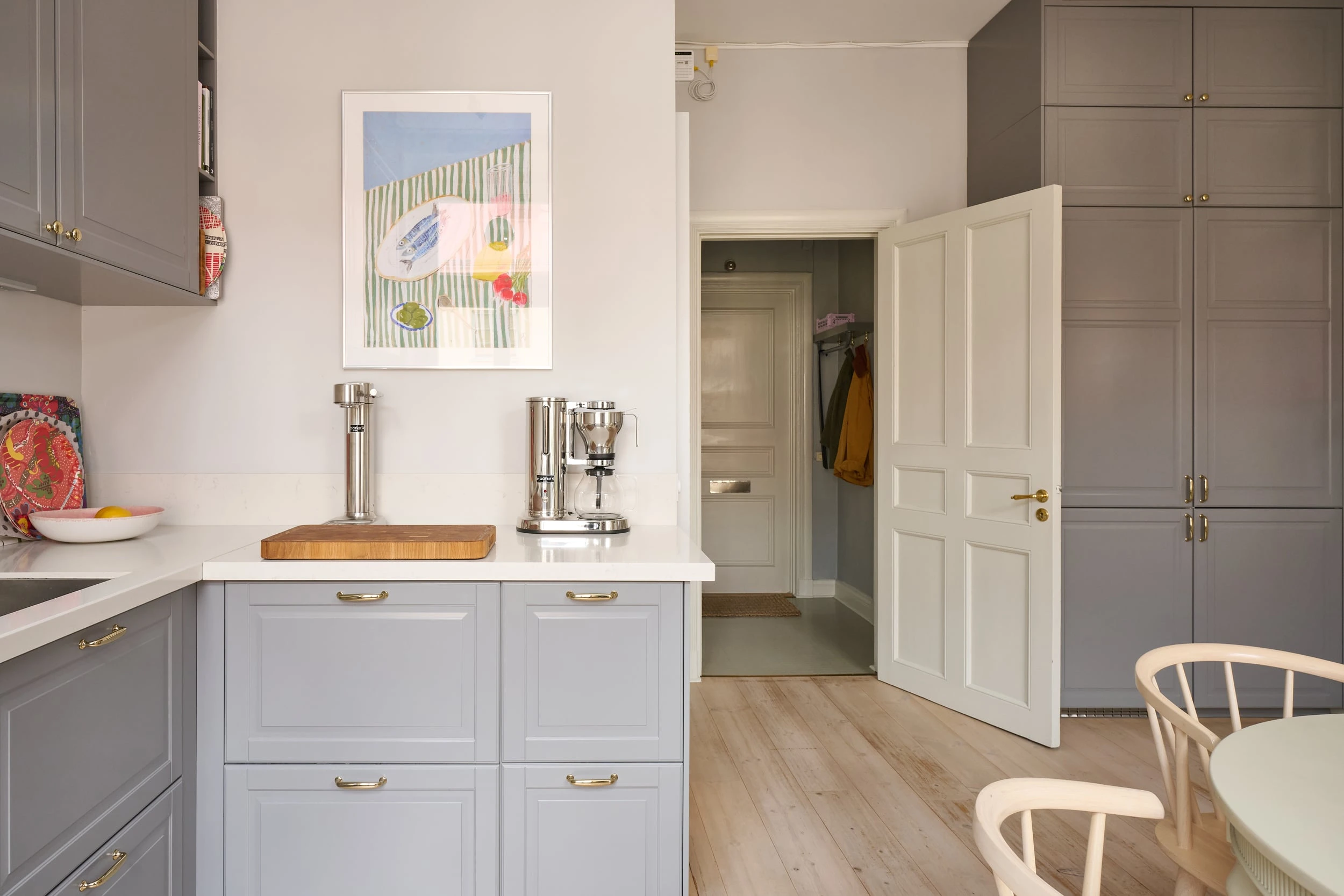 cuisine shaker grise avec salle à manger décoration scandinave petit appartement de 49m2 cuisine shaker grise avec salle à manger décoration scandinave petit appartement de 49m2