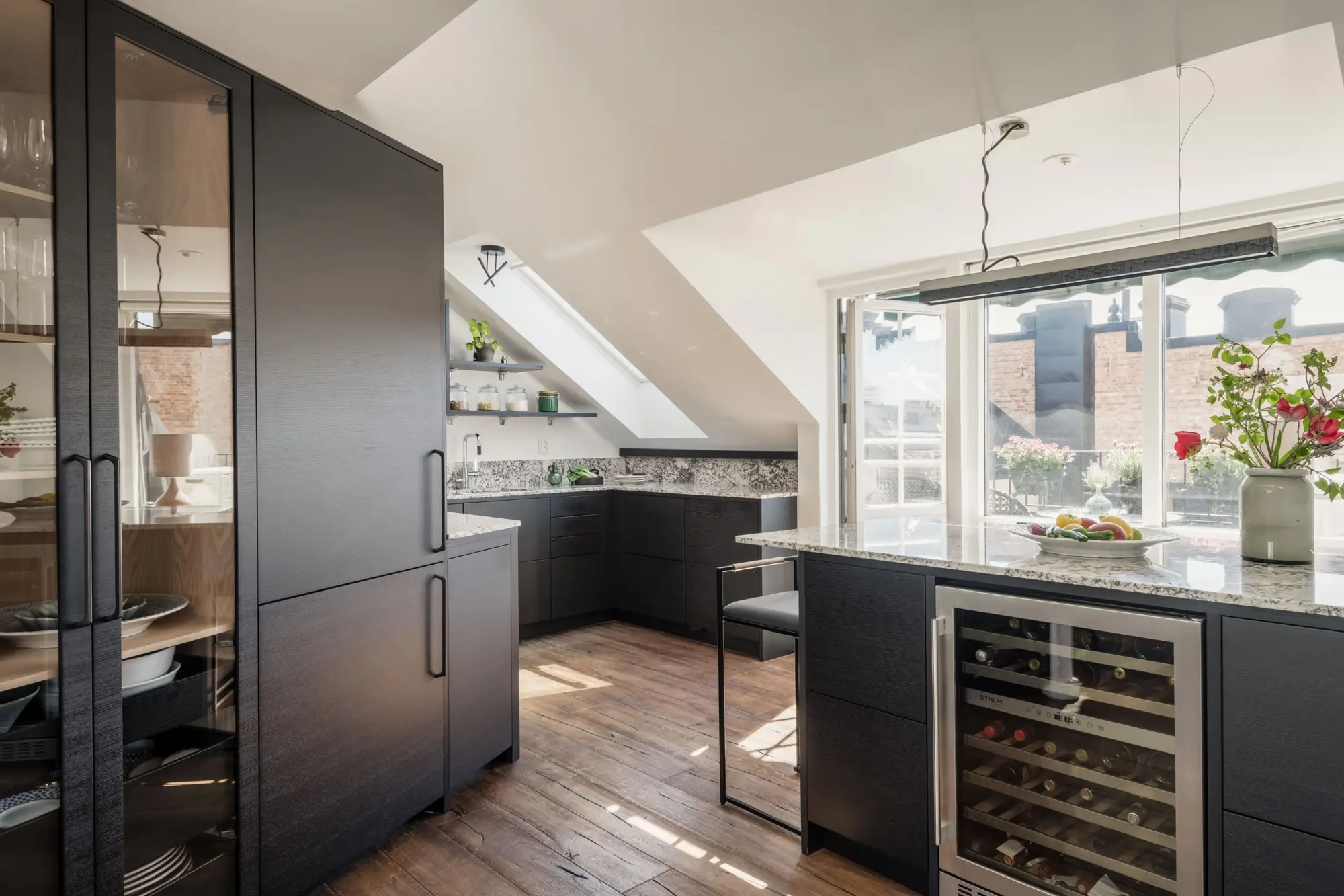 cuisine noire et marbre appartement sous les combles décoration scandinave monochrome cuisine noire et marbre appartement sous les combles décoration scandinave monochrome