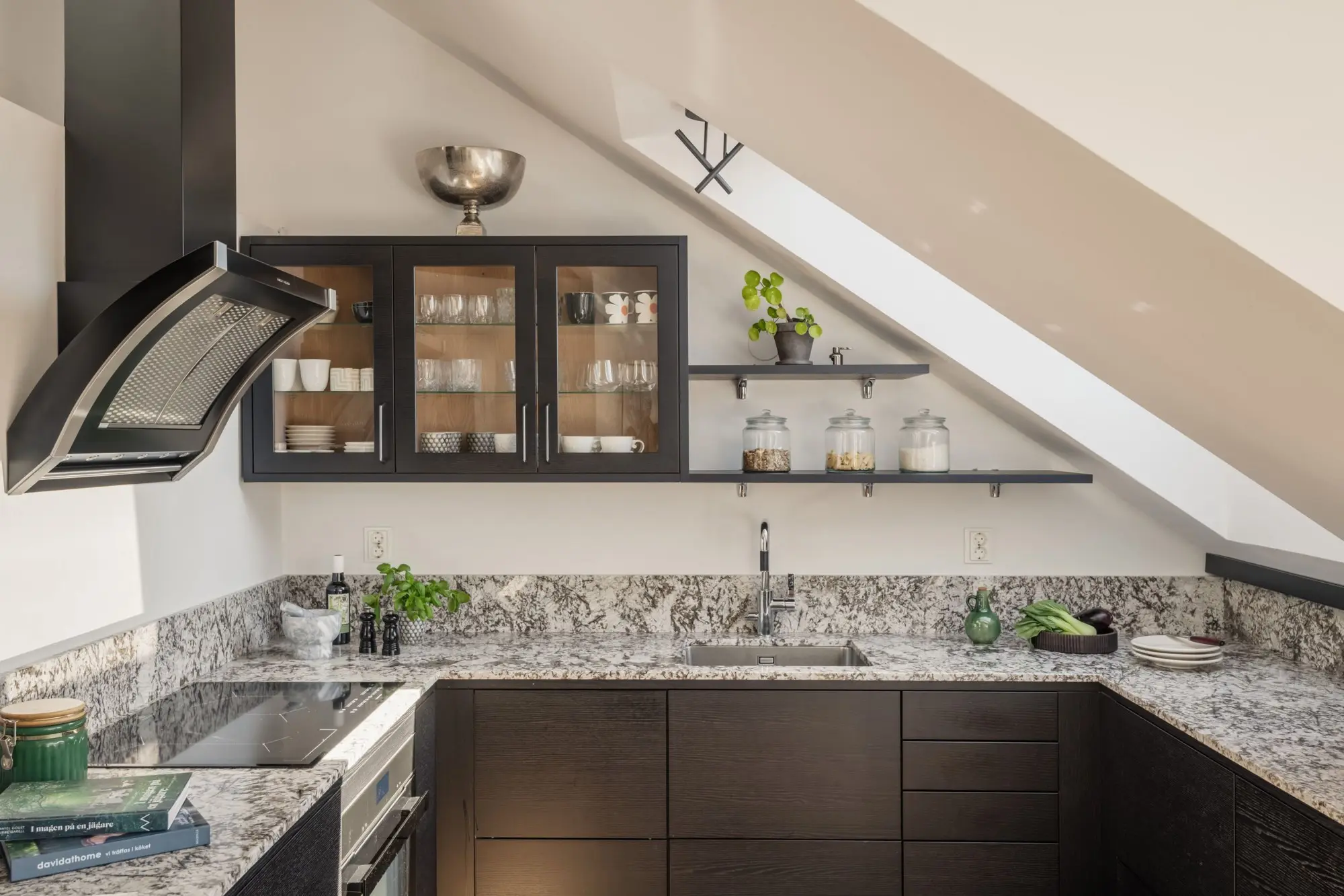 cuisine noire et marbre appartement sous les combles décoration scandinave monochrome cuisine noire et marbre appartement sous les combles décoration scandinave monochrome