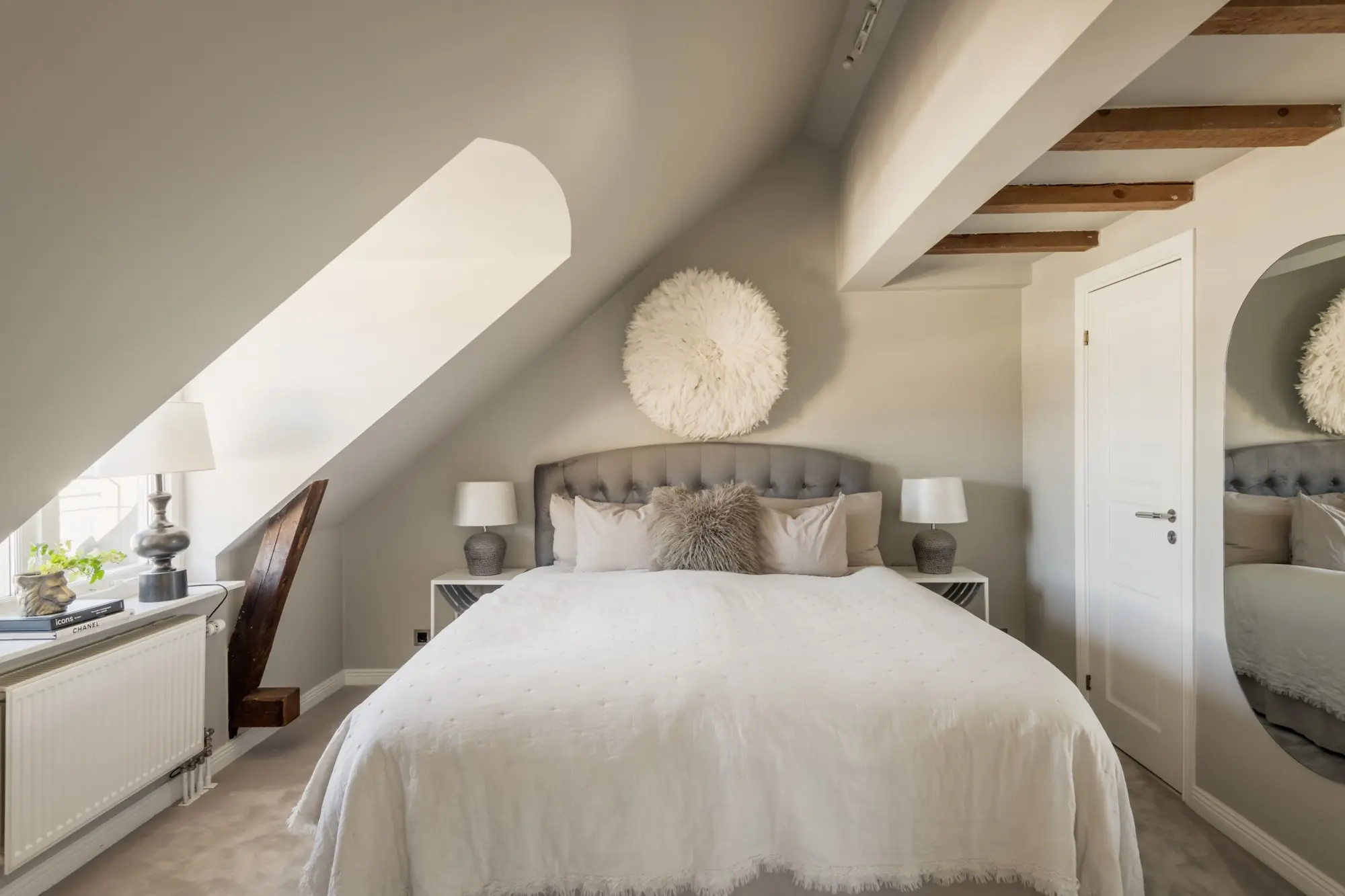 chambre mansardée appartement sous les combles décoration scandinave monochrome chambre mansardée appartement sous les combles décoration scandinave monochrome