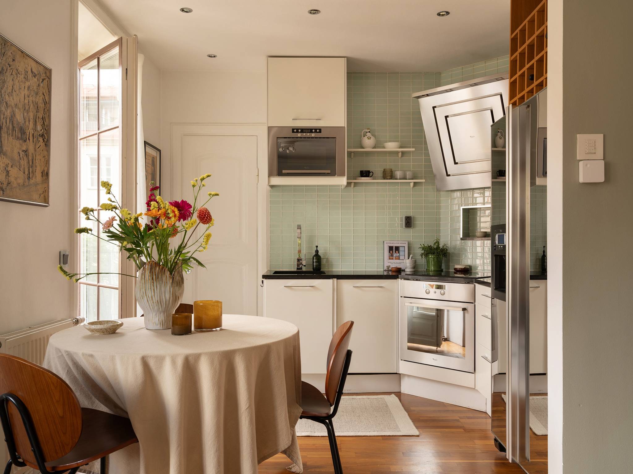 dining room and open kitchen 31sqm studio Scandinavian decor in neutral tons dining room and open kitchen 31sqm studio Scandinavian decor in neutral tons