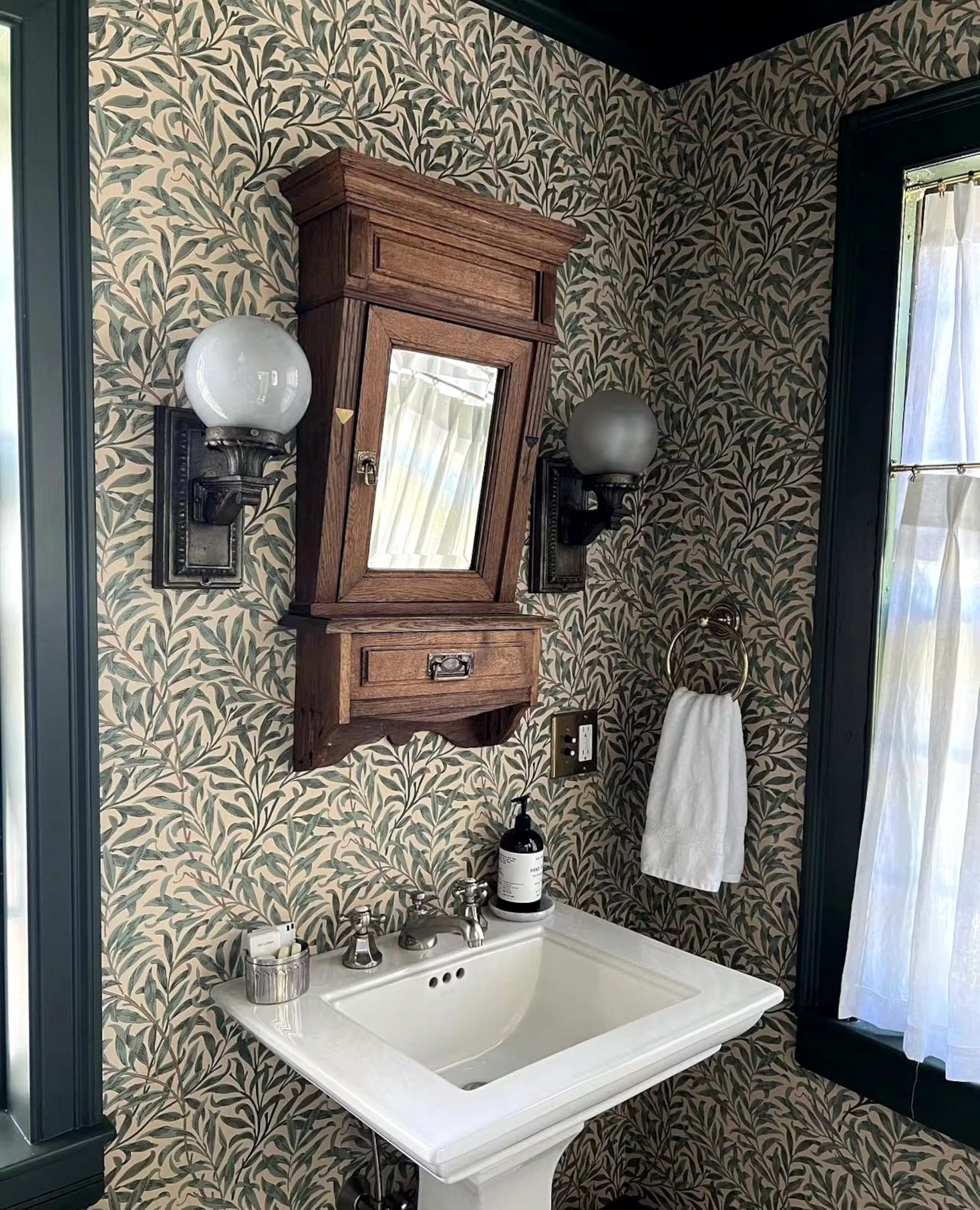 salle de bain vintage papier-peint William Morris