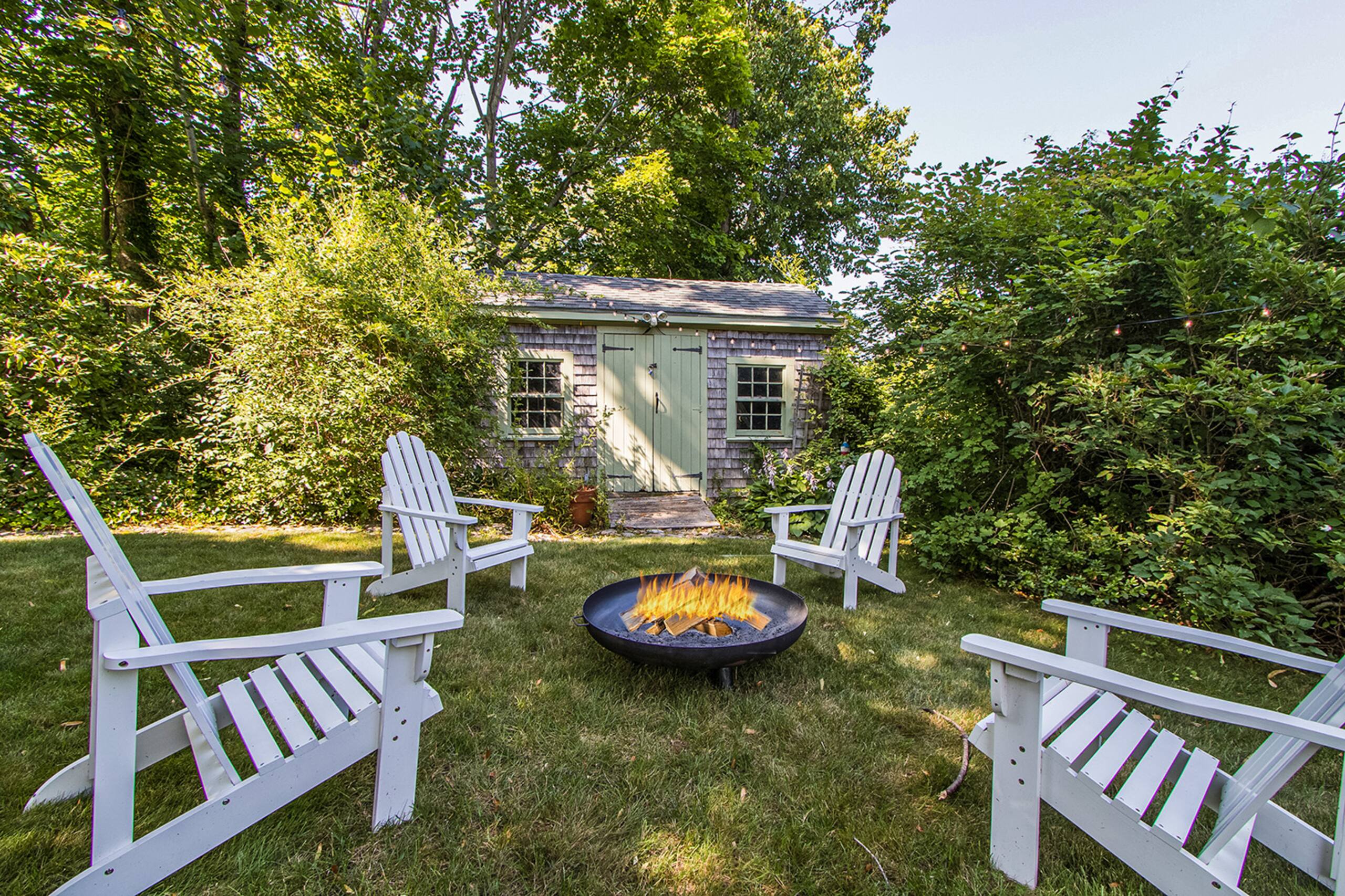 jardin avec fauteuils adirondack maison à Cape Cod