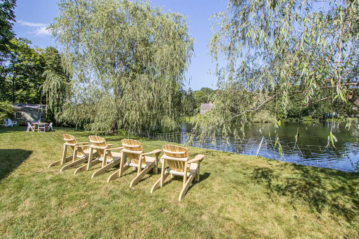 jardin au bord de l'étang maison à Cape Cod