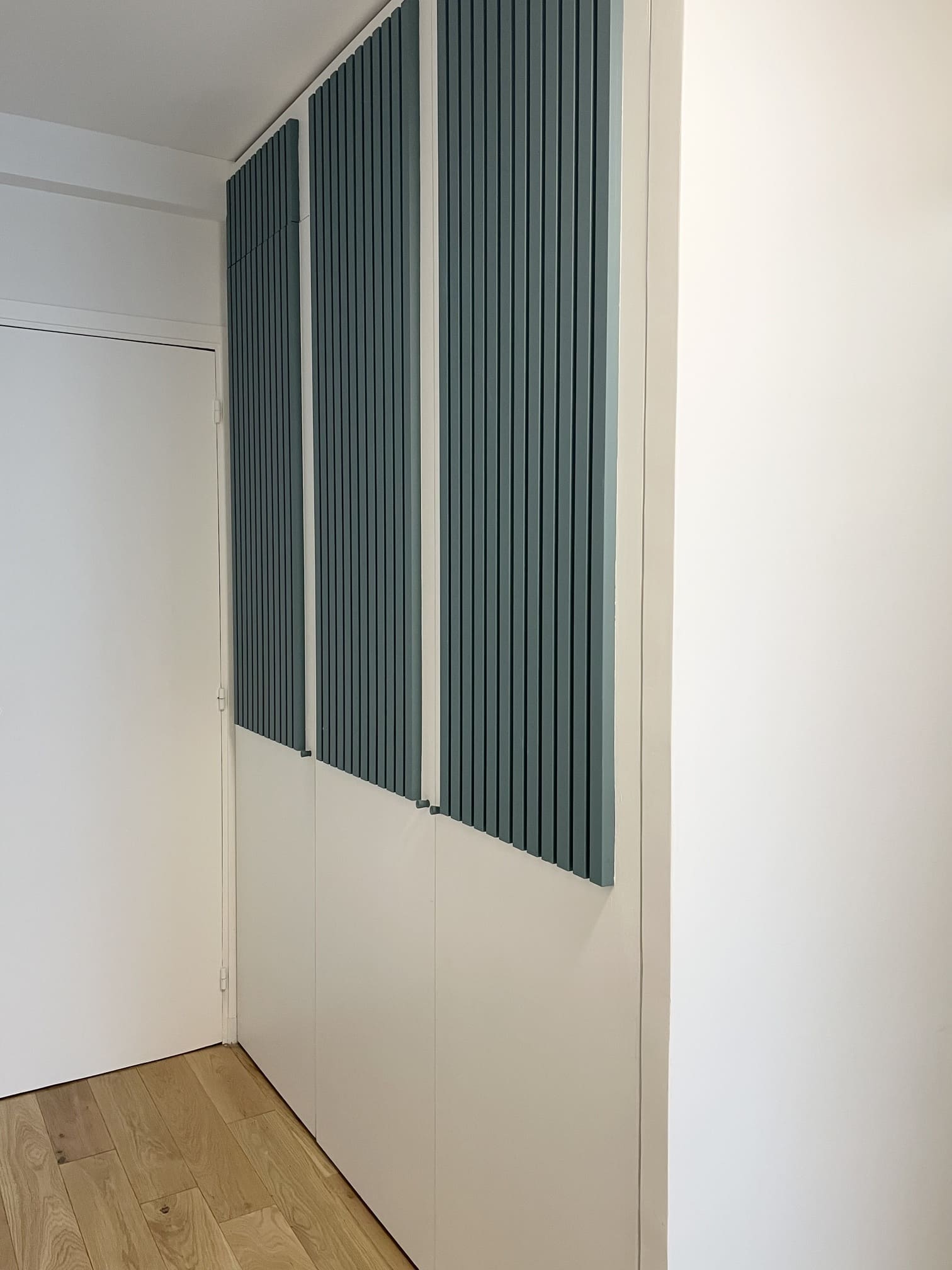 placards bleu et blanc décoration contemporaine appartement 110m2 Paris Photo : © Charlotte Gille placards bleu et blanc décoration contemporaine appartement 110m2 Paris Photo : © Charlotte Gille