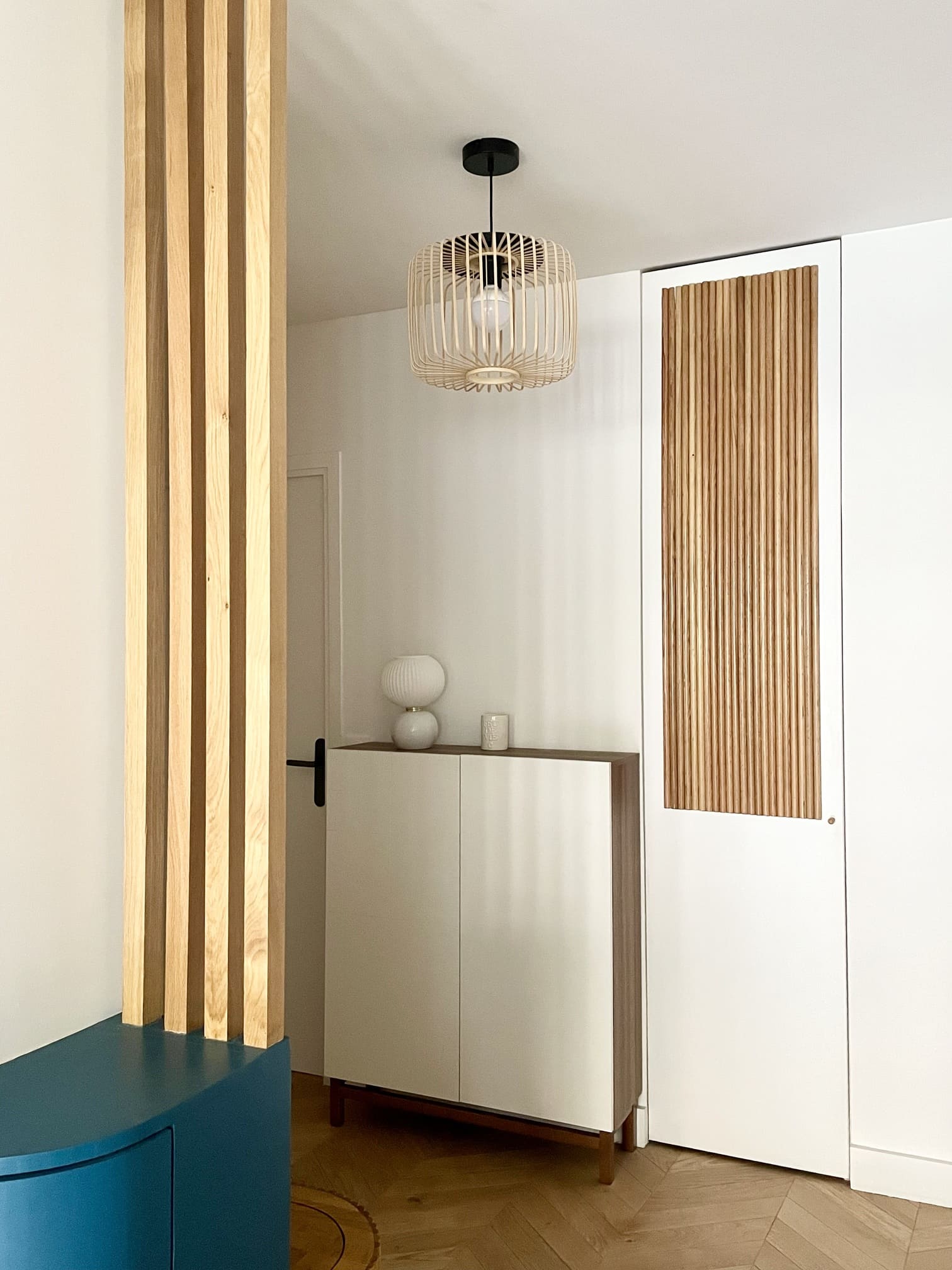 entrée avec banc décoration contemporaine appartement 110m2 Paris Photo : © Charlotte Gille entrée avec banc décoration contemporaine appartement 110m2 Paris Photo : © Charlotte Gille
