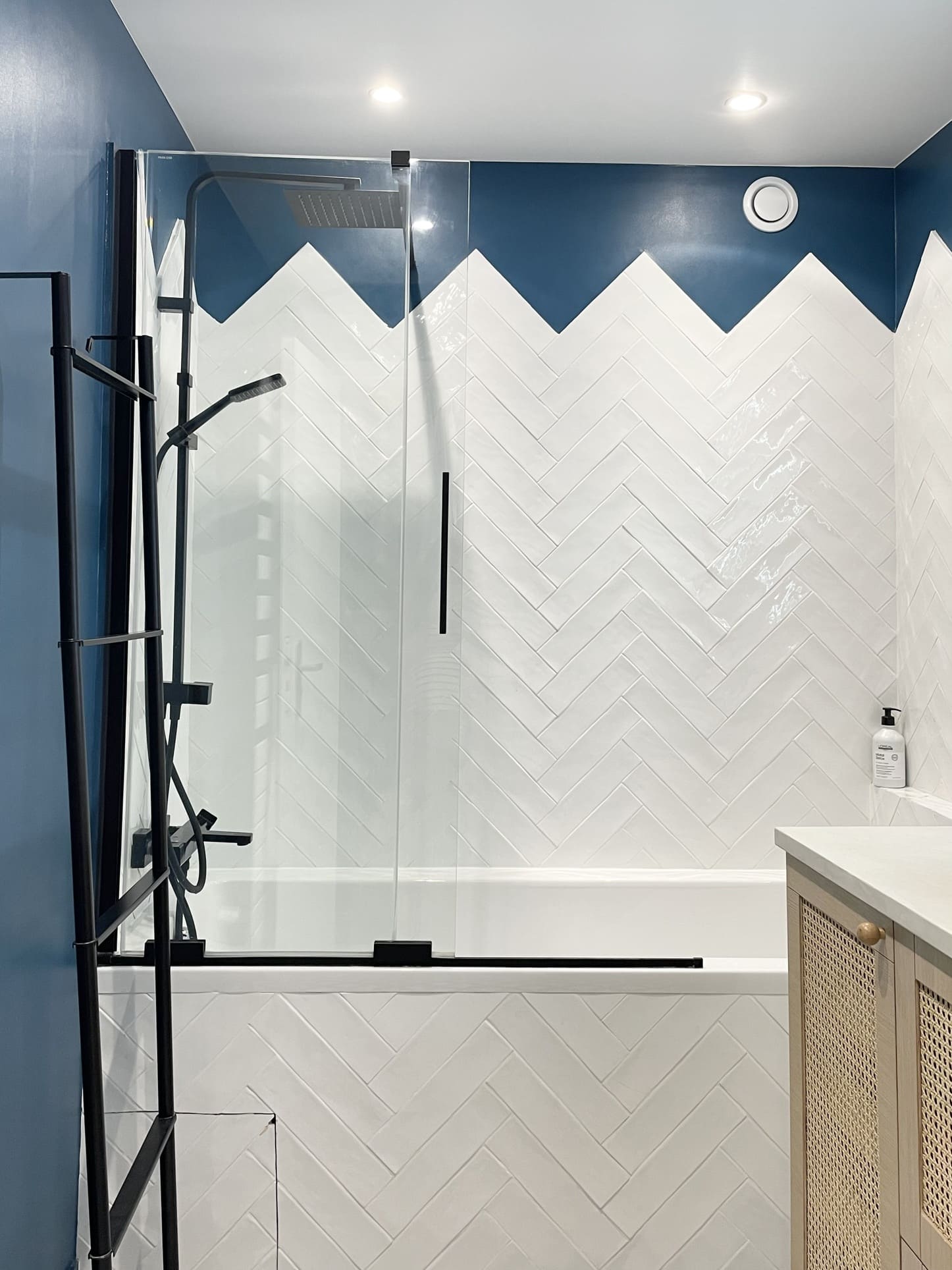 salle de bain bleue et blanche décoration contemporaine appartement 110m2 Paris Photo : © Charlotte Gille salle de bain bleue et blanche décoration contemporaine appartement 110m2 Paris Photo : © Charlotte Gille