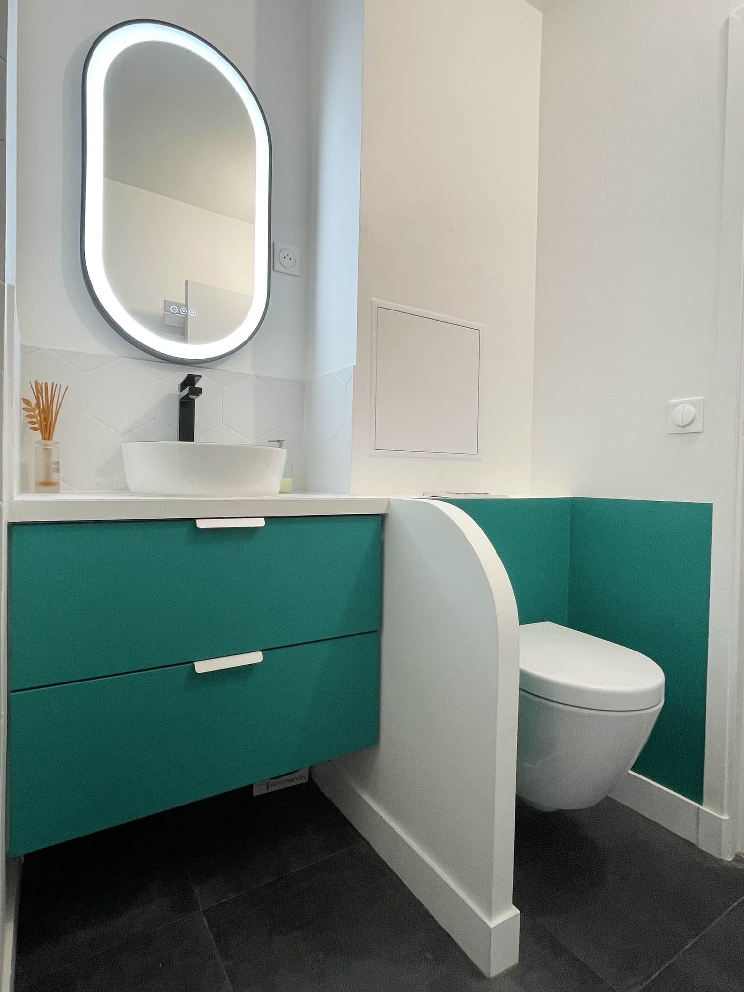 salle de bain verte décoration contemporaine appartement 110m2 Paris Photo : © Charlotte Gille salle de bain verte décoration contemporaine appartement 110m2 Paris Photo : © Charlotte Gille