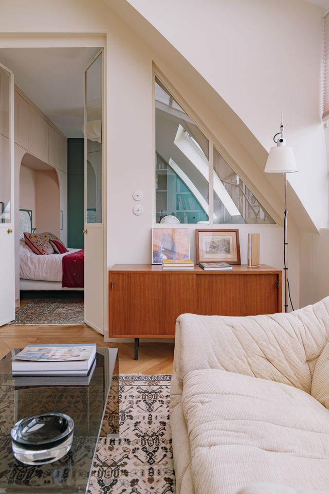 living room and bedroom 46sqm Paris apartement in the attic contemporary decor Photo: ©Jeanne Perrotte