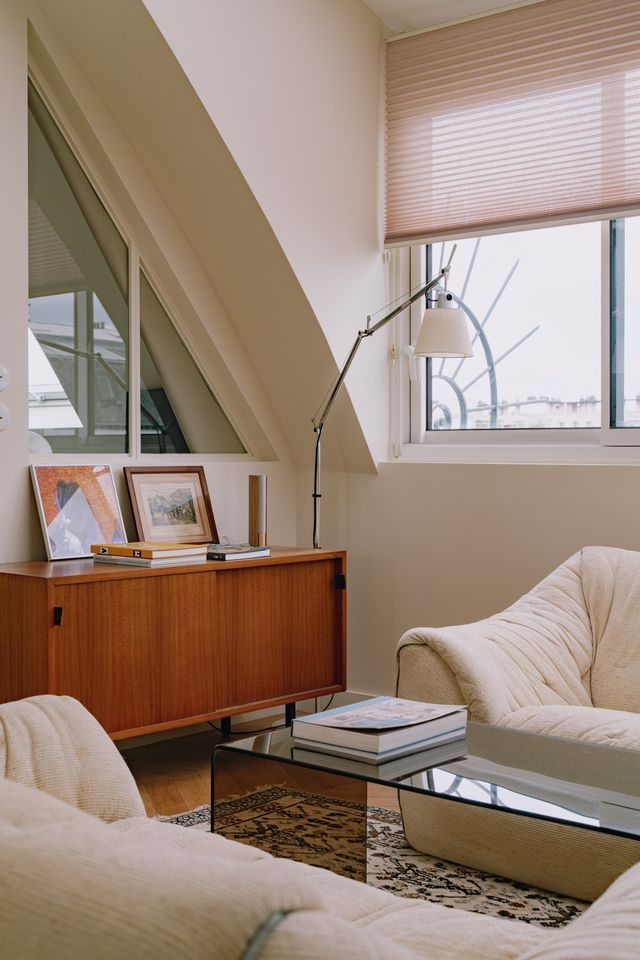 living room 46sqm Paris apartement in the attic contemporary decor Photo: ©Jeanne Perrotte