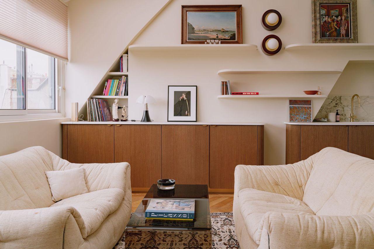 living room 46sqm Paris apartement in the attic contemporary decor Photo: ©Jeanne Perrotte