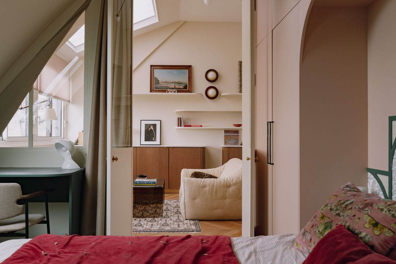 bedroom and living room 46sqm Paris apartement in the attic contemporary decor Photo: ©Jeanne Perrotte