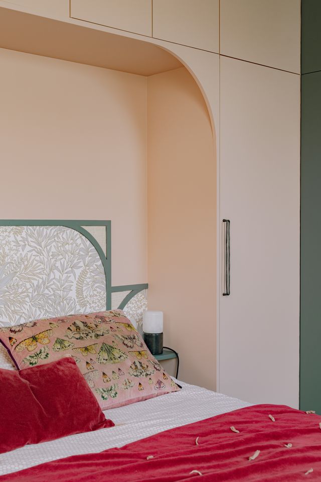 bedroom with bridged bed Photo: ©Jeanne Perrotte