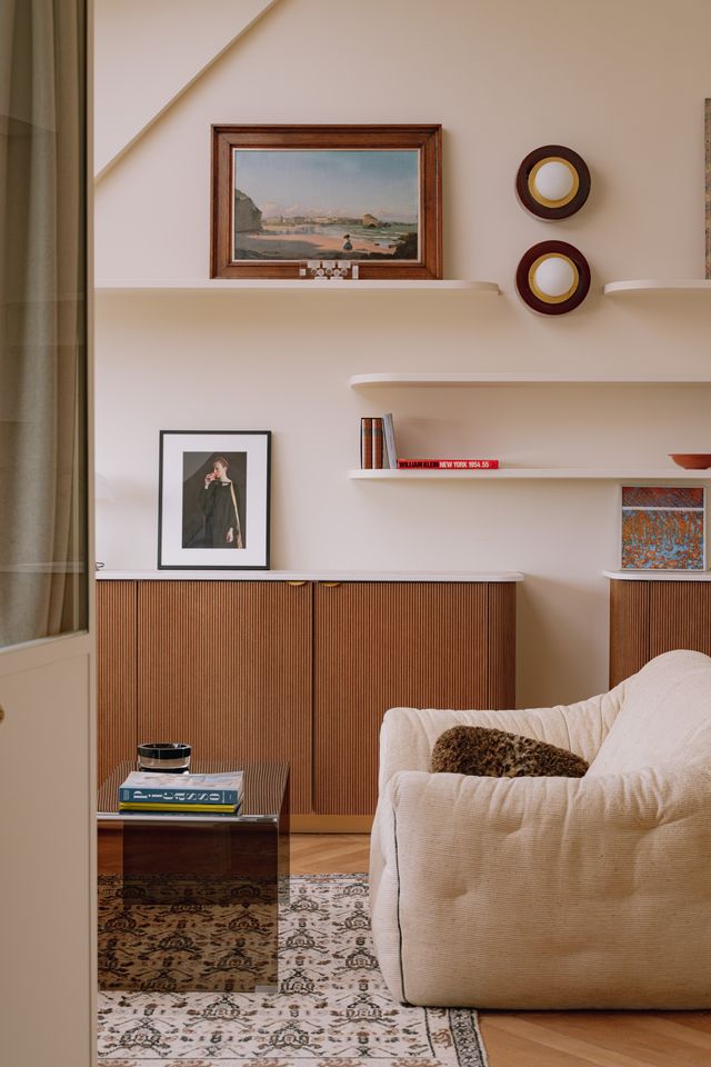living room 46sqm Paris apartement in the attic contemporary decor Photo: ©Jeanne Perrotte