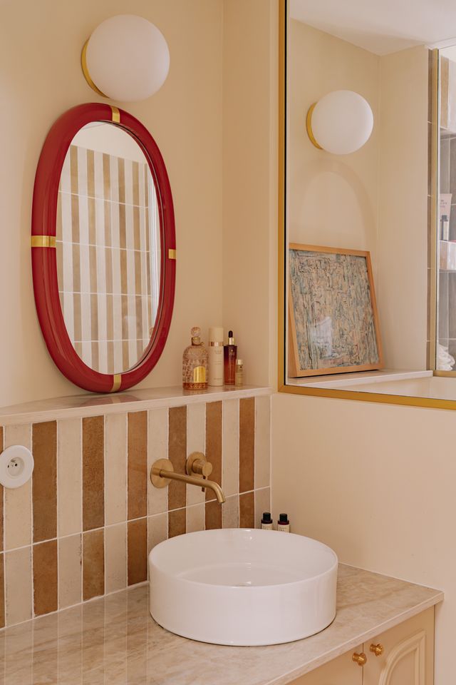 bathroom 46sqm Paris apartement in the attic contemporary decor Photo: ©Jeanne Perrotte