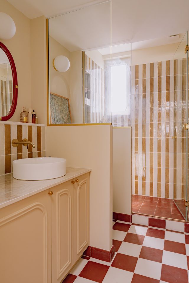 bathroom 46sqm Paris apartement in the attic contemporary decor Photo: ©Jeanne Perrotte