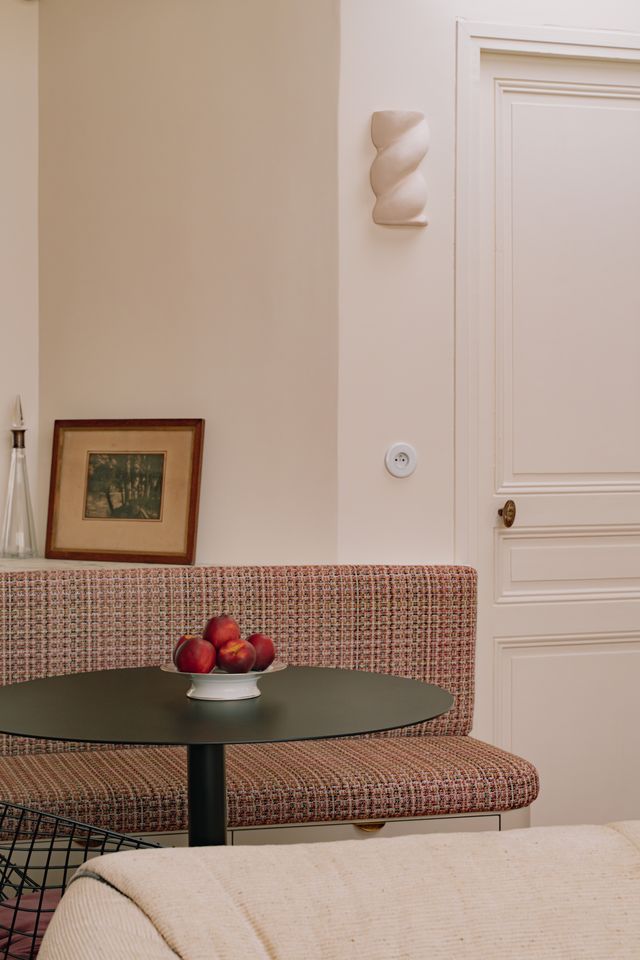 small modern dining room Photo: ©Jeanne Perrotte