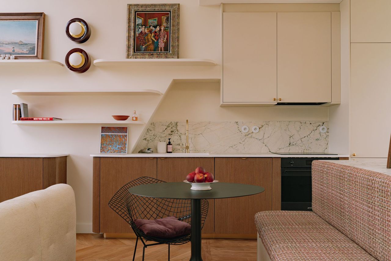 small open kitchen in living room 46sqm Paris apartement in the attic contemporary decor Photo: ©Jeanne Perrotte