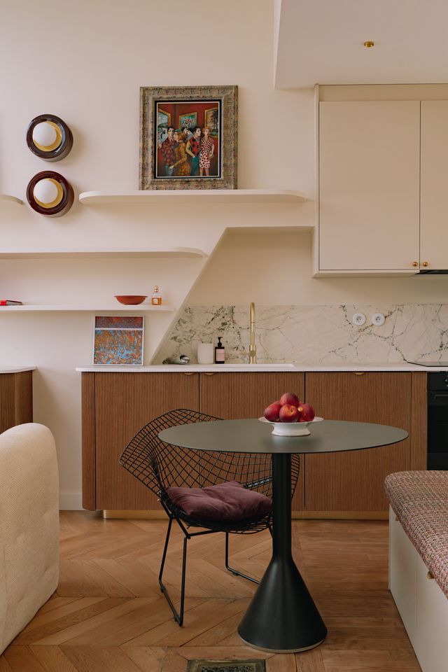 dining room and small open kitchen in living room 46sqm Paris apartement in the attic contemporary decor Photo: ©Jeanne Perrotte