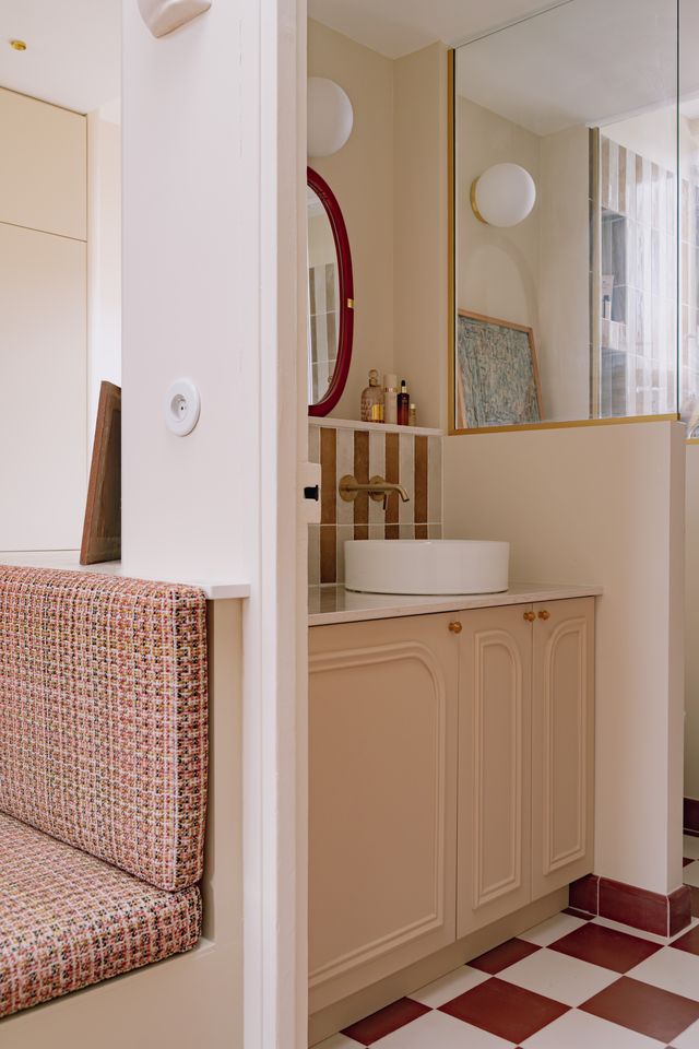 bathroom with checkered floor 46sqm Paris apartement in the attic contemporary decor Photo: ©Jeanne Perrotte
