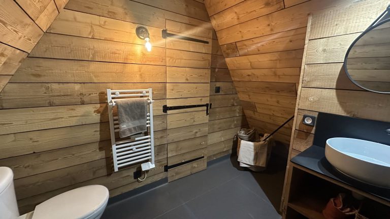 salle de bain chalet A-Frame France mini maison 28m2 Cistébois salle de bain chalet A-Frame France mini maison 28m2 Cistébois