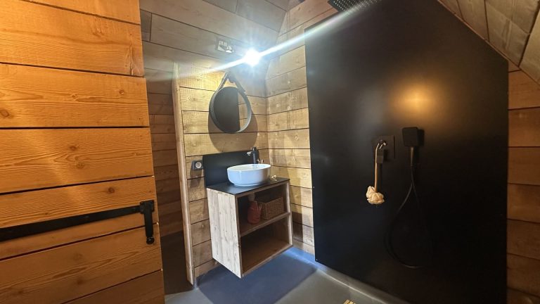 salle de bain chalet A-Frame France mini maison 28m2 Cistébois salle de bain chalet A-Frame France mini maison 28m2 Cistébois