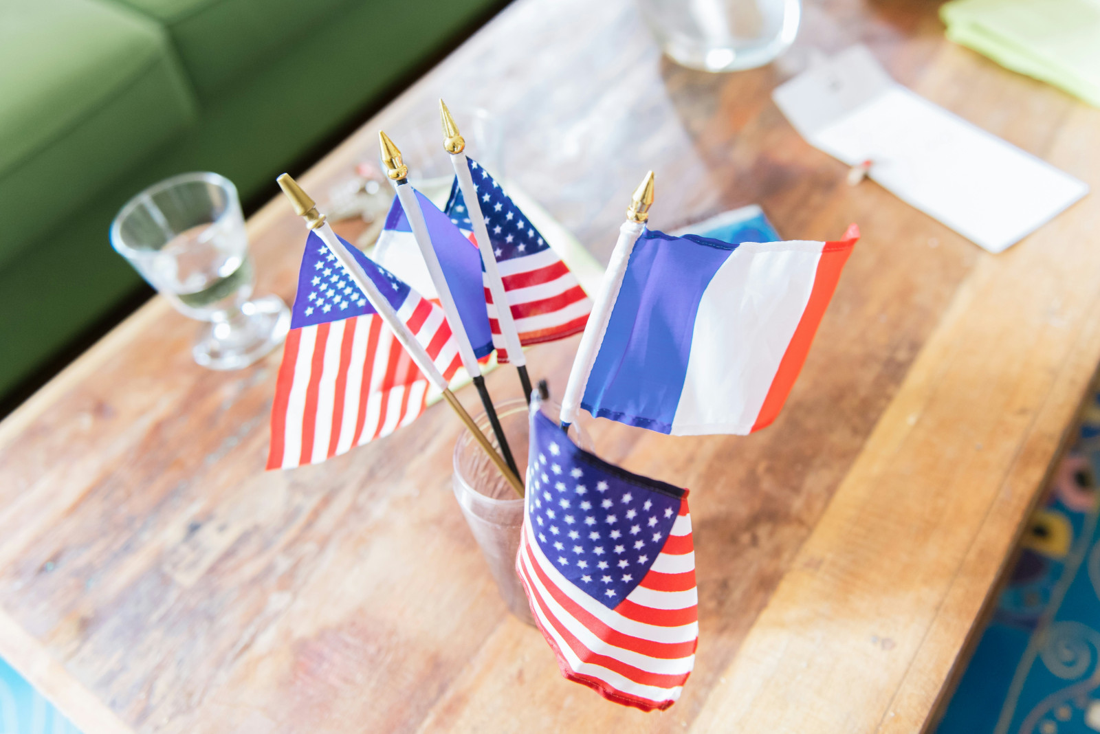table basse avec drapeaux couleurs France coupe du monde 2026 football