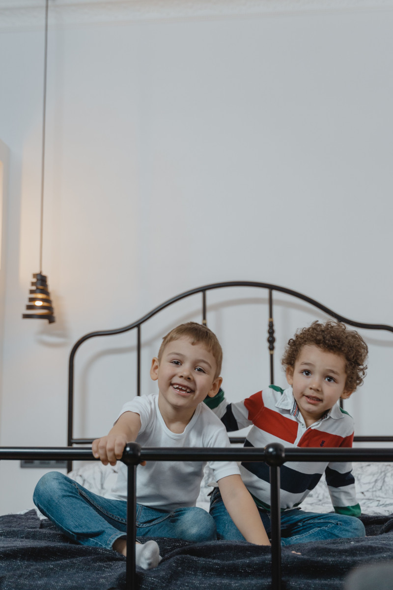 enfants sur lit chambre couleurs France coupe du monde 2026 football