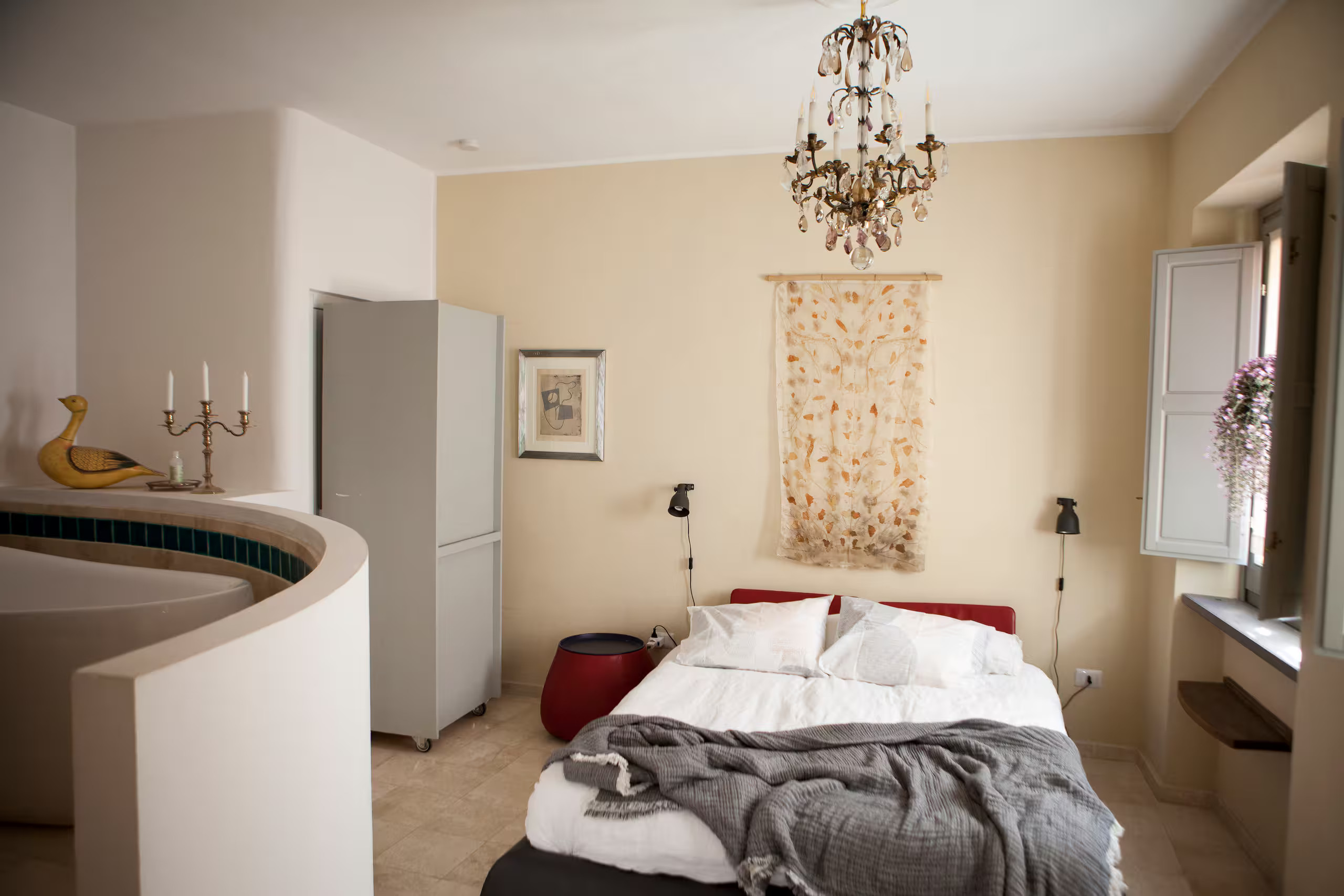 chambre décoration vintage maison de ville en Sardaigne