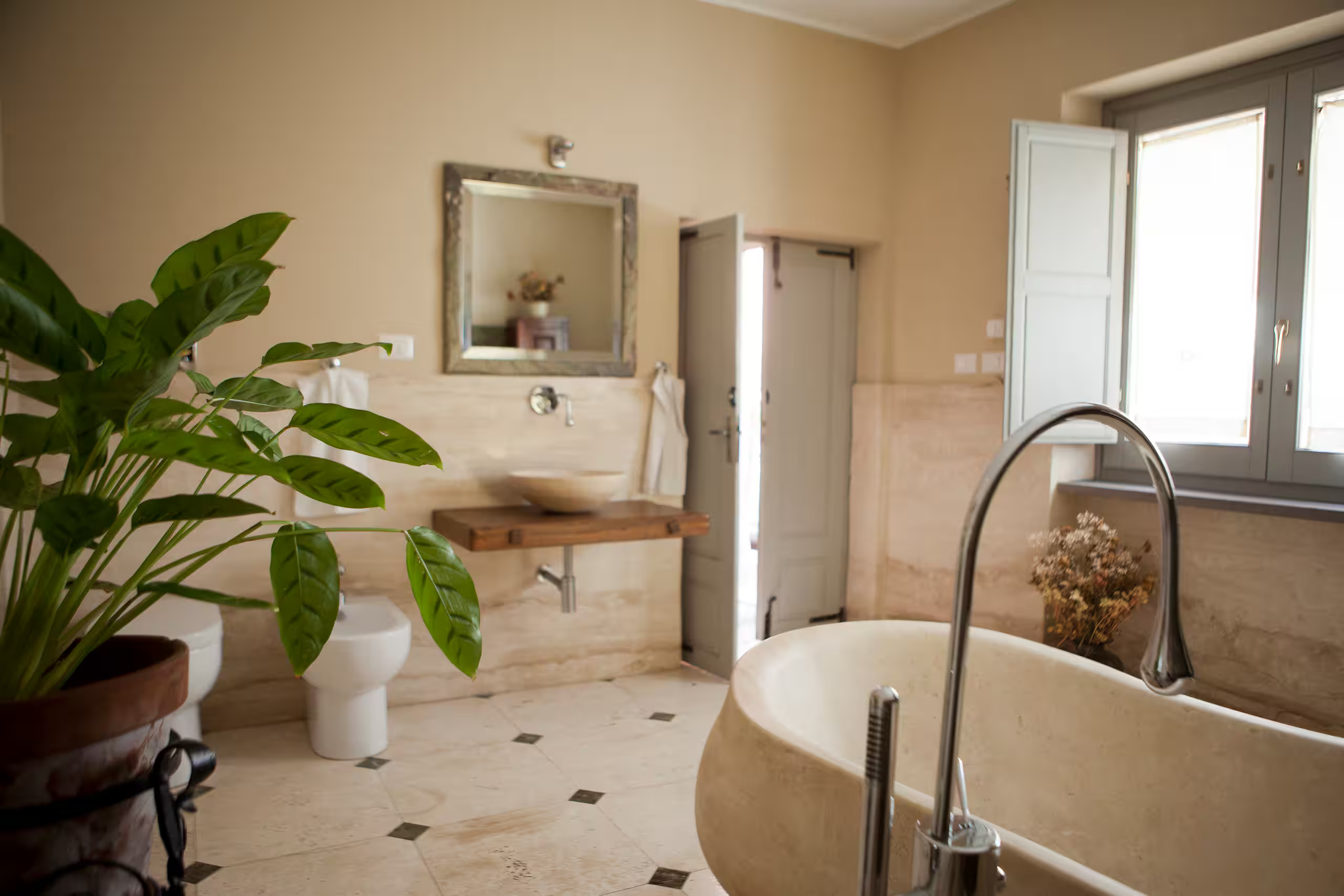 salle de bain baignoire en marbre maison de ville en Sardaigne