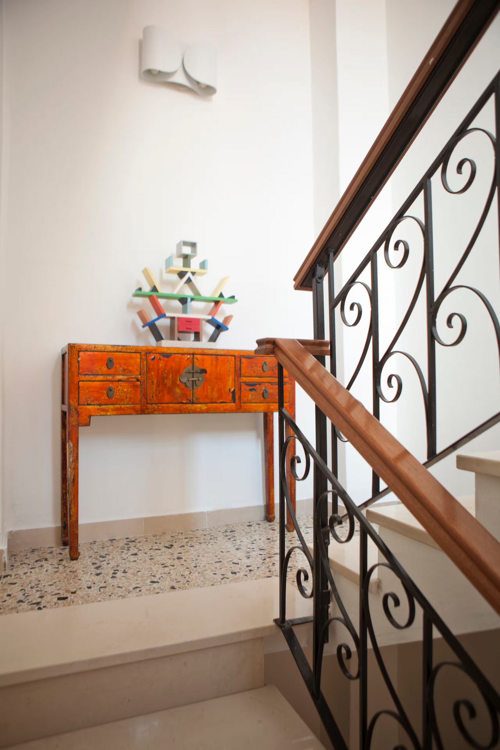 escalier sol terrazzo avec console chinoise et sculpture design