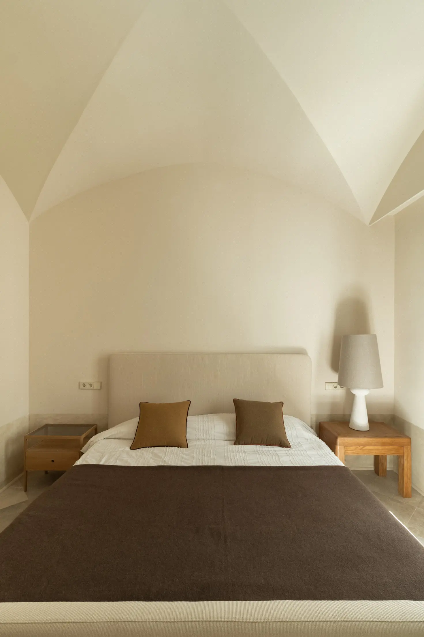 chambre plafond voûté design appartement ancien rénové décoration contemporaine sol terrazzo chambre plafond voûté design appartement ancien rénové décoration contemporaine sol terrazzo