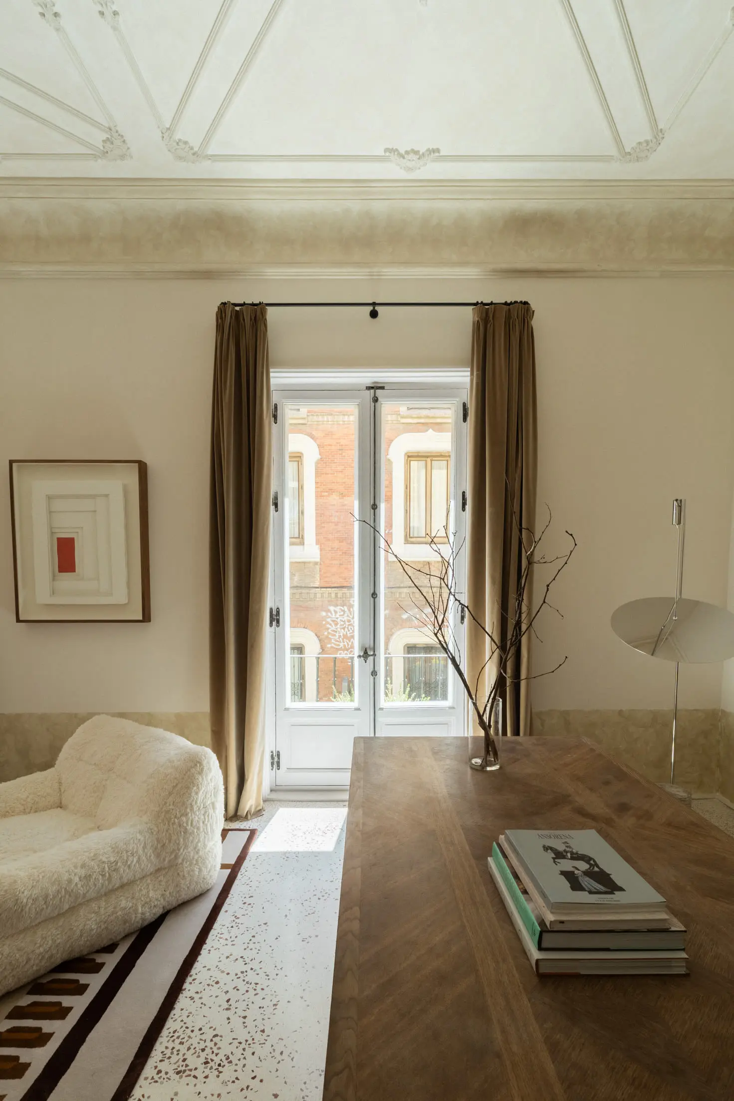 salon appartement ancien rénové plafond avec moulures décoration contemporaine salon appartement ancien rénové plafond avec moulures décoration contemporaine