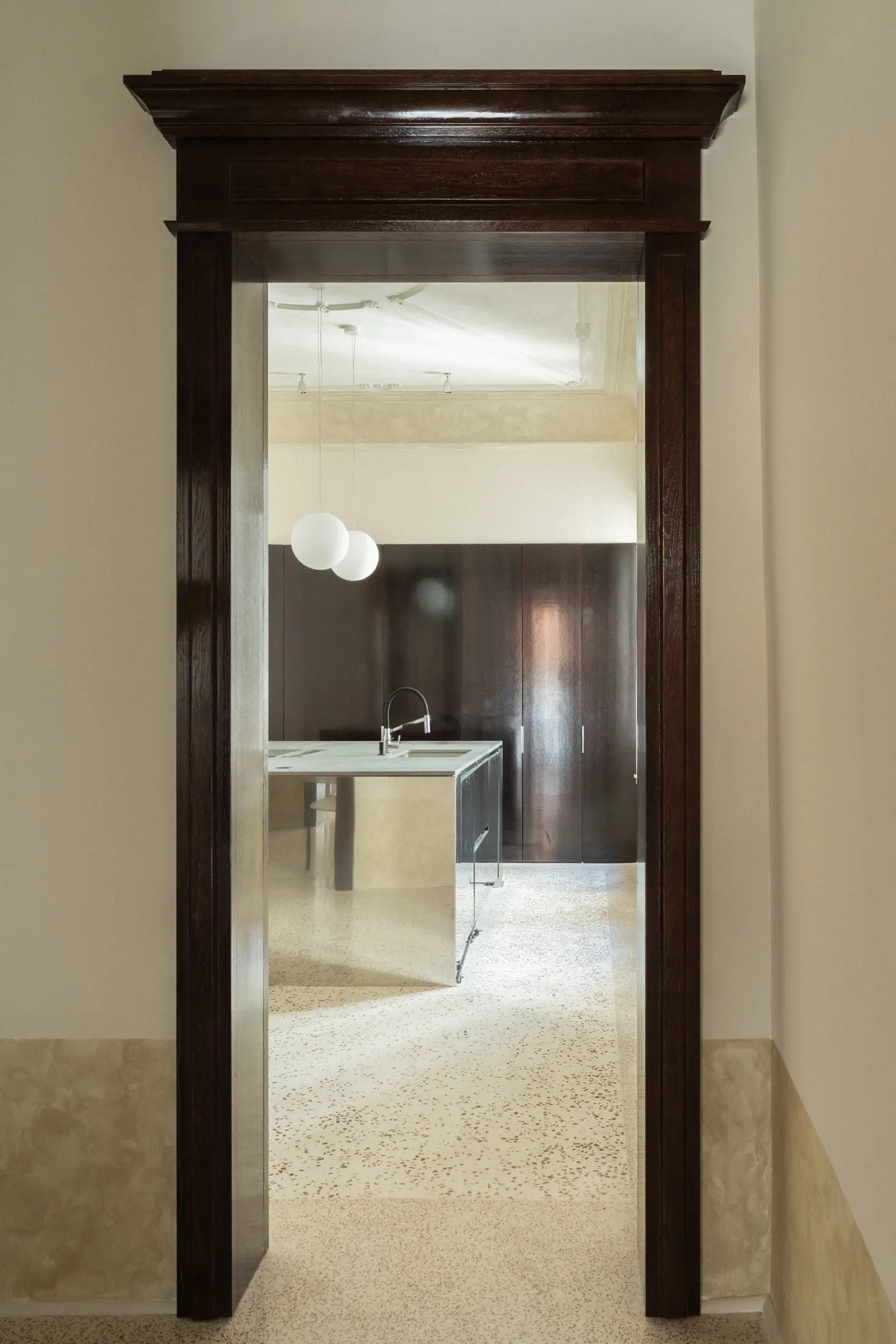 cuisine design appartement ancien rénové plafond avec moulures décoration contemporaine sol terrazzo cuisine design appartement ancien rénové plafond avec moulures décoration contemporaine sol terrazzo