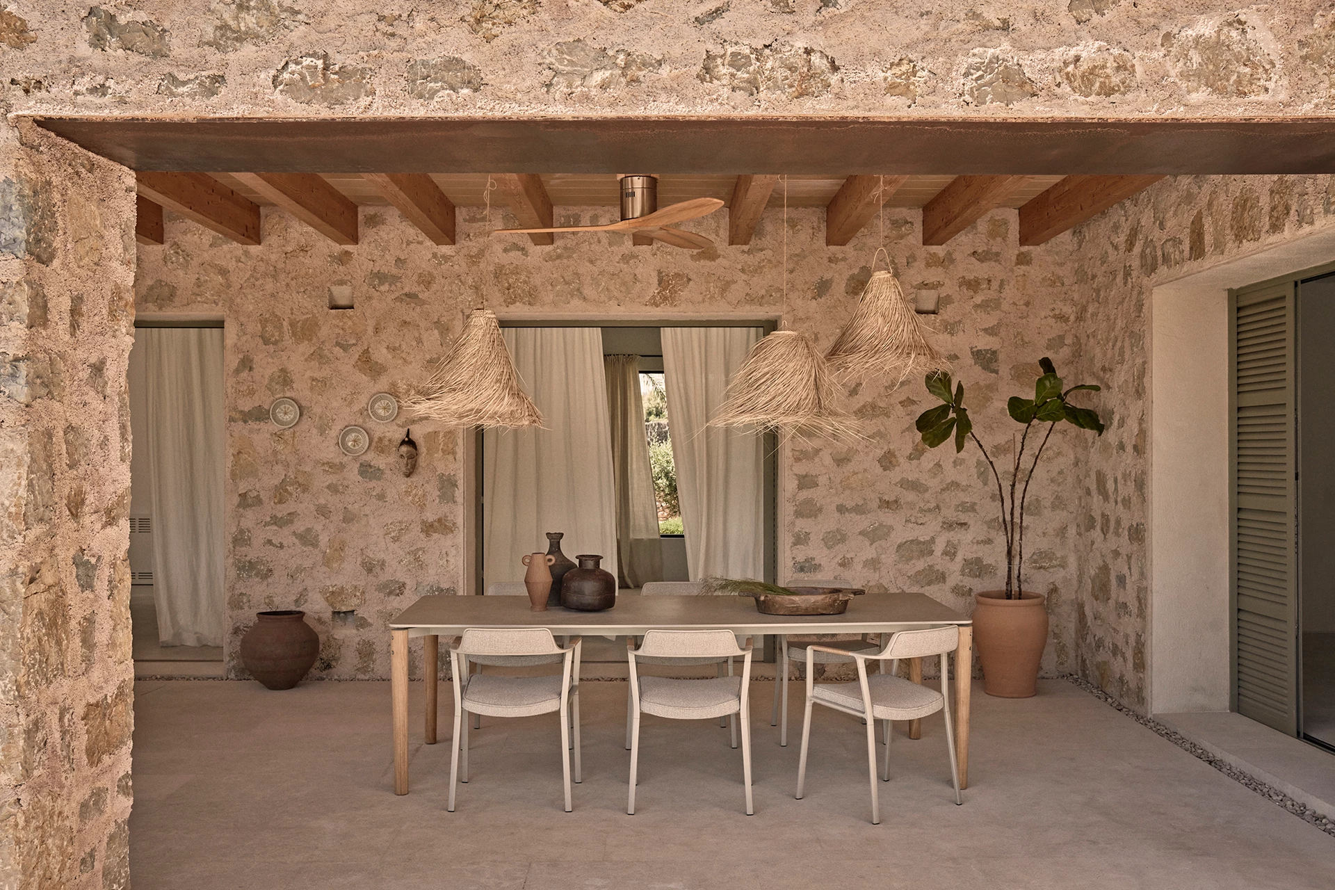 salle à manger extérieure maison en pierre Finca Selva Majorque