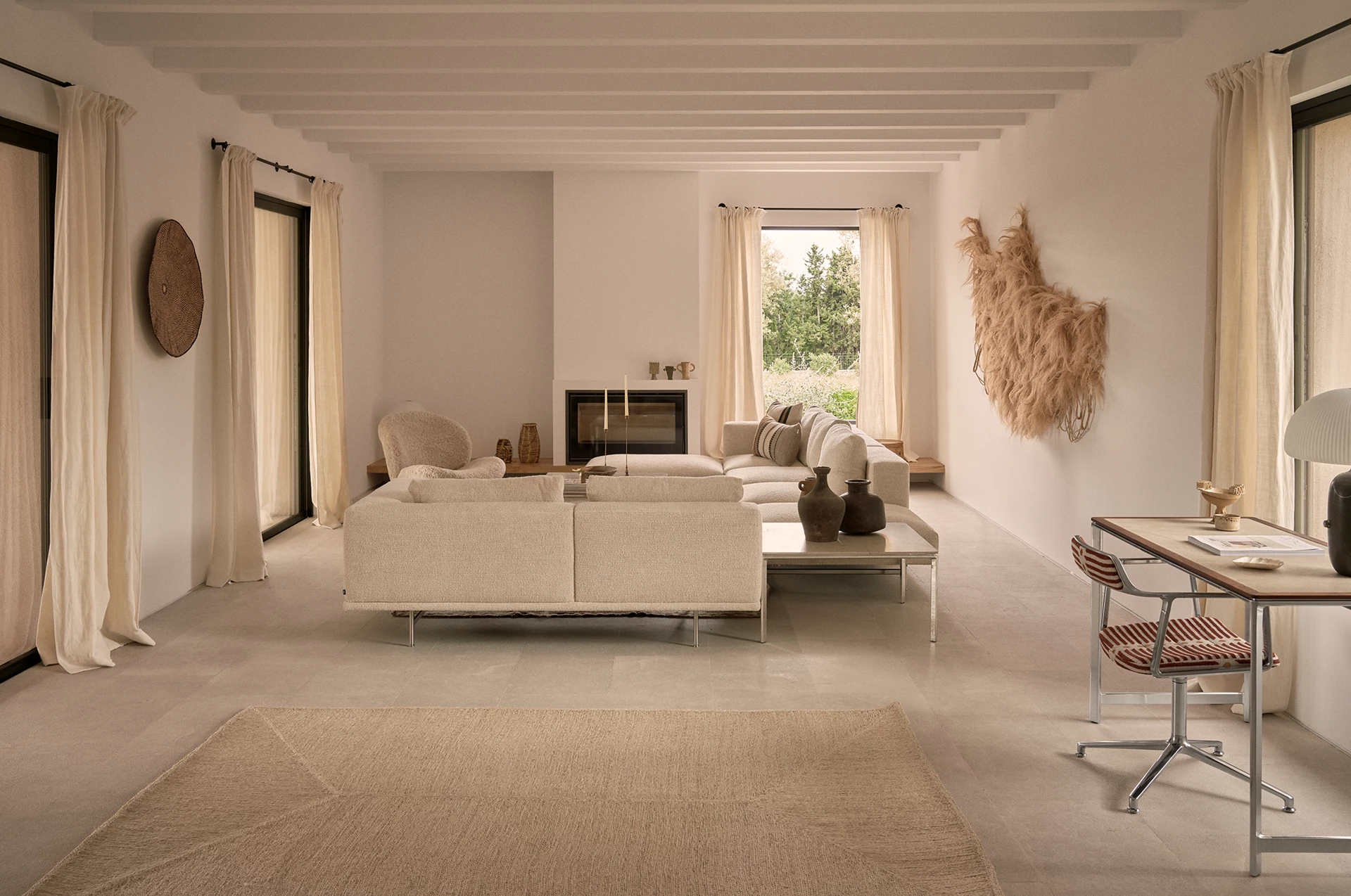salon avec cheminée décoration contemporaine maison en pierre Finca Selva Majorque